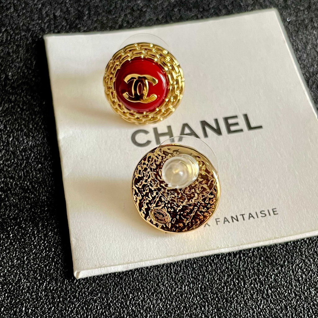 CHANEL 26S DOUBLE C LOGO ROUND STUD EARRINGS IN RED ENAMEL WITH GOLD CHAIN DETAIL 631909