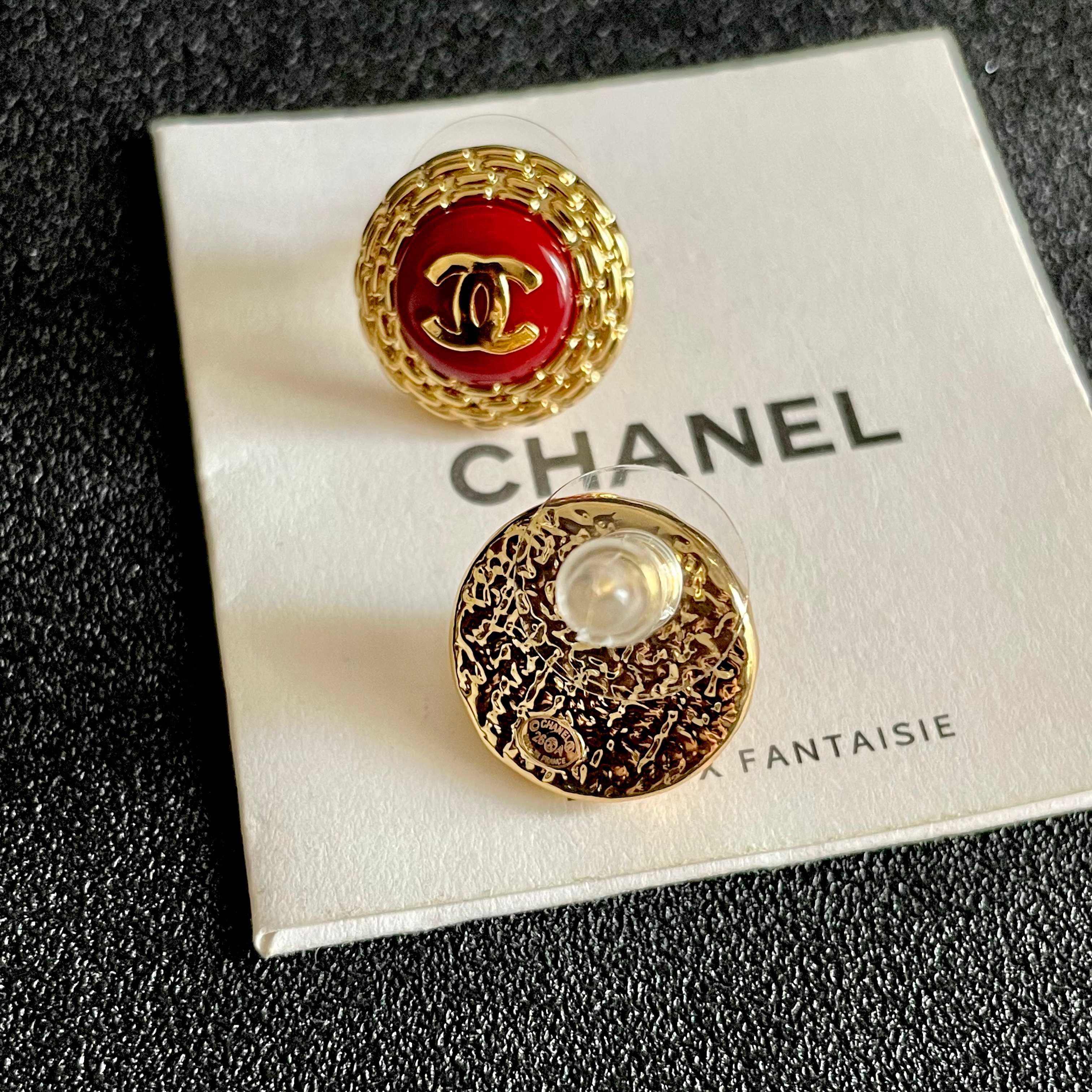 CHANEL 26S DOUBLE C LOGO ROUND STUD EARRINGS IN RED ENAMEL WITH GOLD CHAIN DETAIL 631909