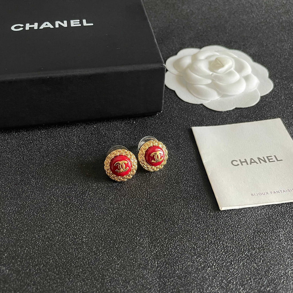 CHANEL 26S DOUBLE C LOGO ROUND STUD EARRINGS IN RED ENAMEL WITH GOLD CHAIN DETAIL 631909