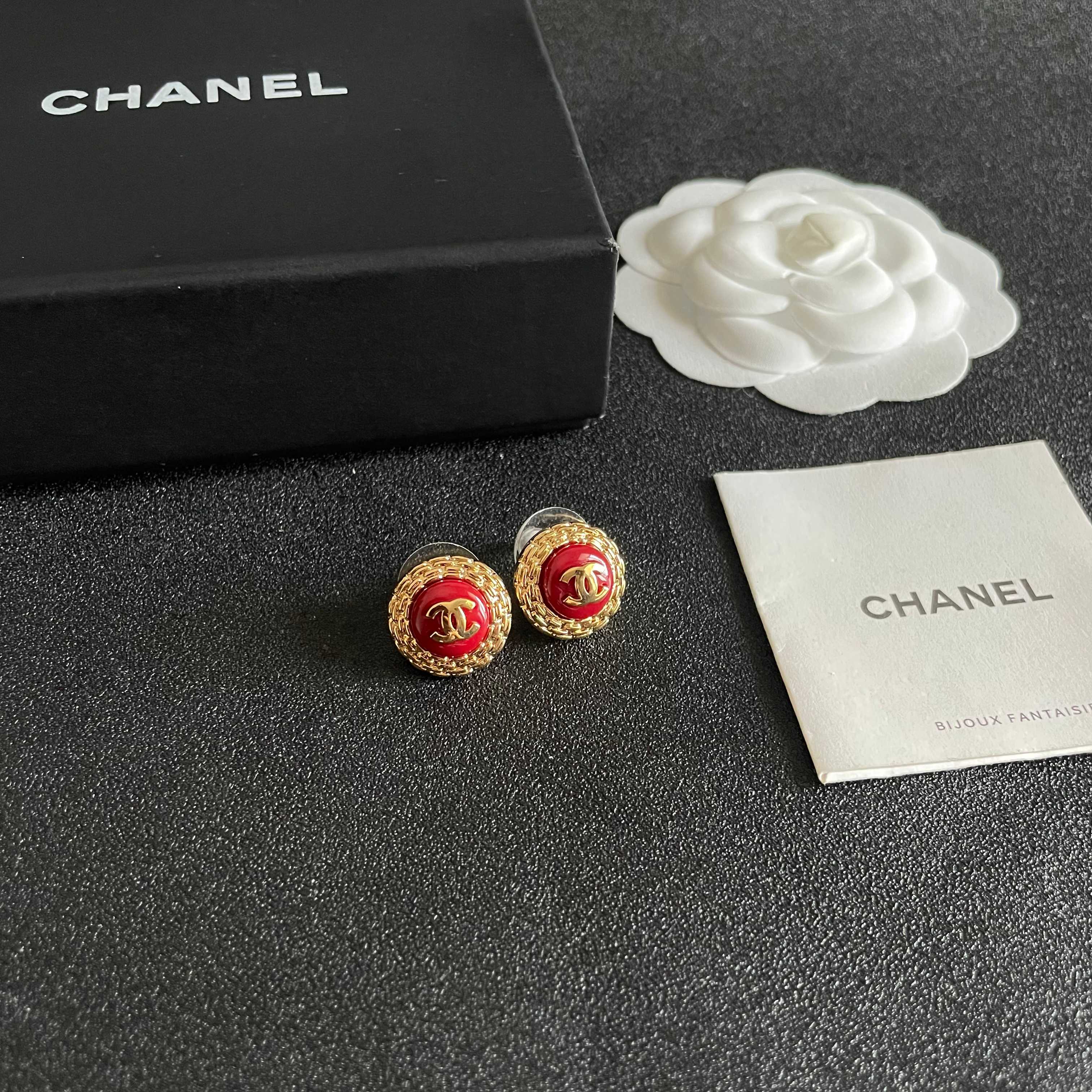 CHANEL 26S DOUBLE C LOGO ROUND STUD EARRINGS IN RED ENAMEL WITH GOLD CHAIN DETAIL 631909