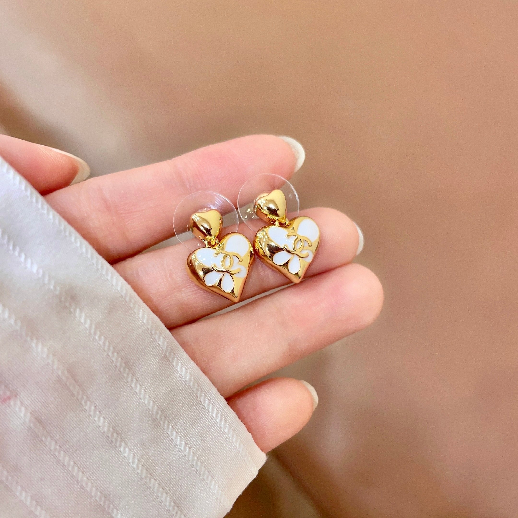 CHANEL 26S DOUBLE C HEART DROP EARRINGS WITH WHITE ENAMEL FLORAL DETAIL IN GOLD METAL 631910