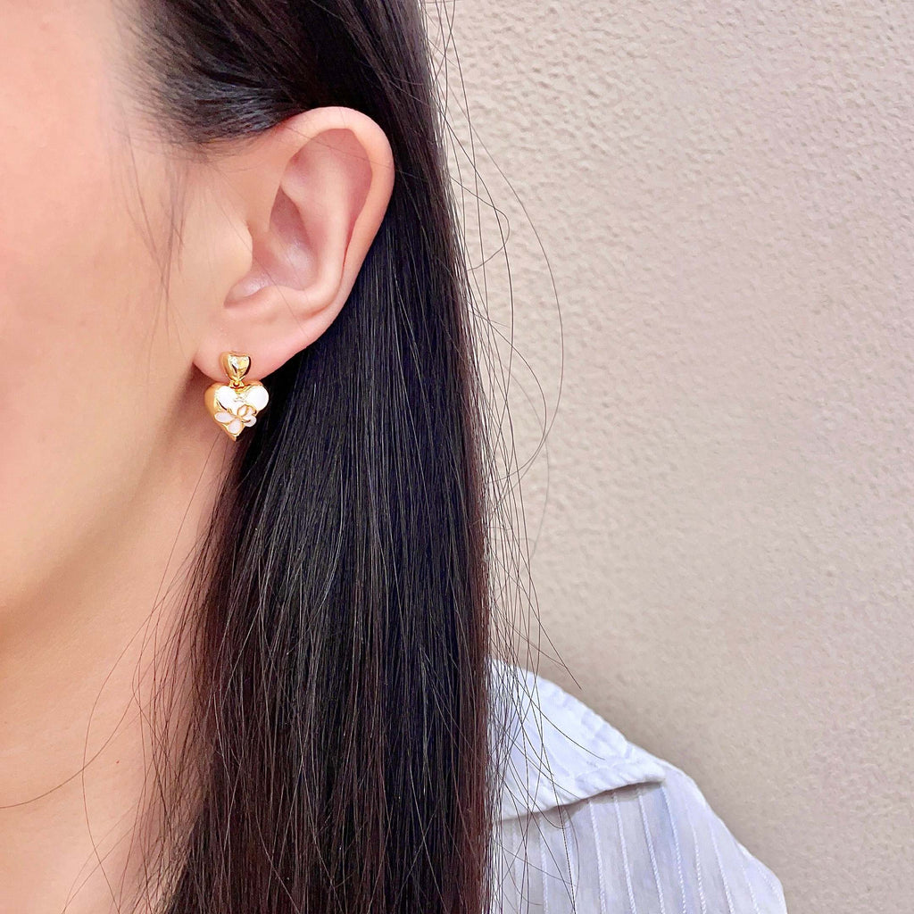 CHANEL 26S DOUBLE C HEART DROP EARRINGS WITH WHITE ENAMEL FLORAL DETAIL IN GOLD METAL 631910