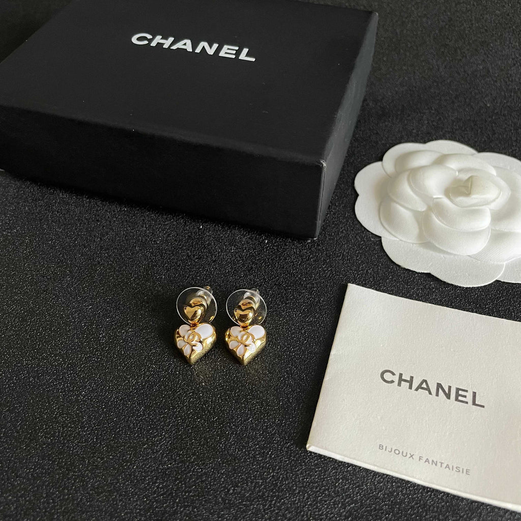 CHANEL 26S DOUBLE C HEART DROP EARRINGS WITH WHITE ENAMEL FLORAL DETAIL IN GOLD METAL 631910