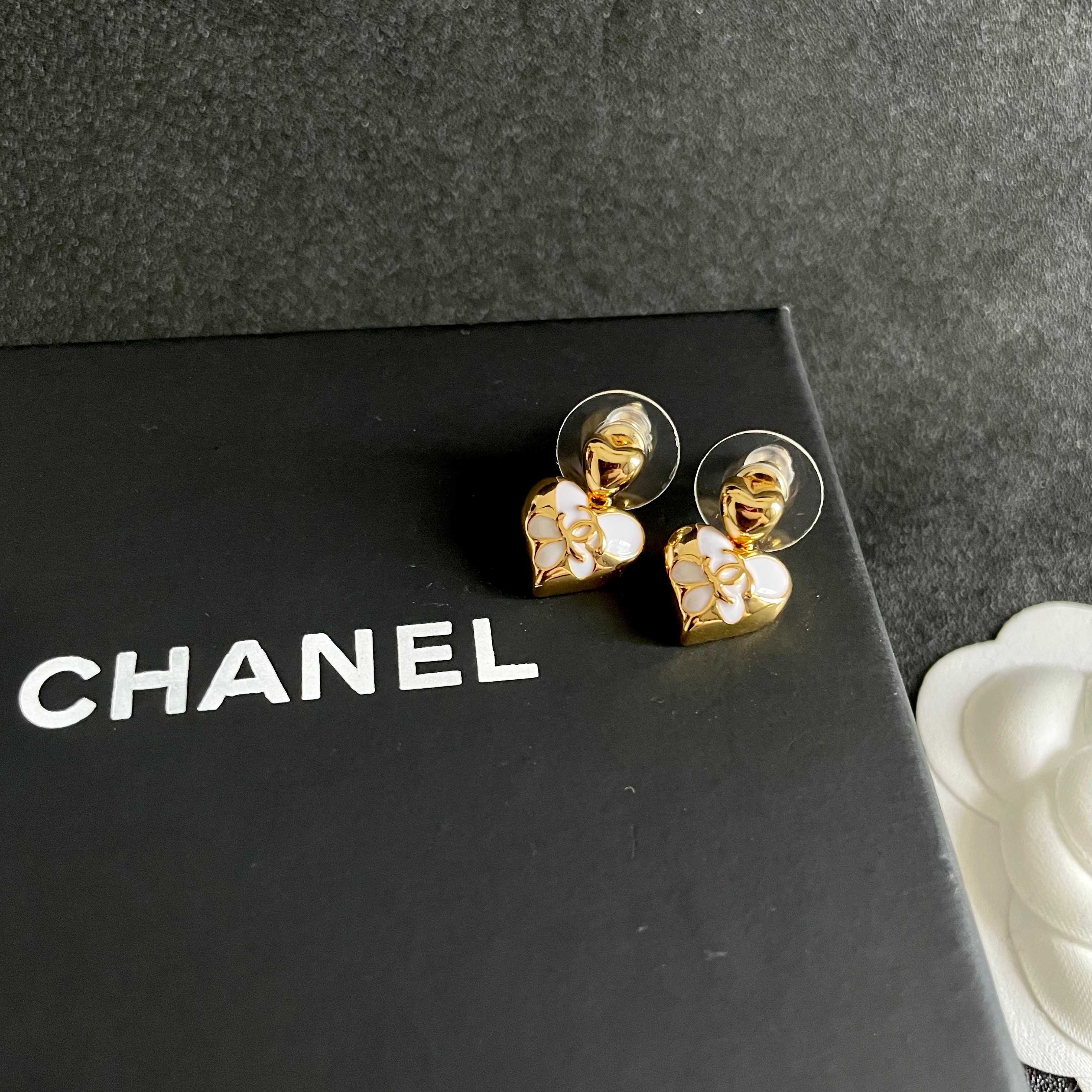 CHANEL 26S DOUBLE C HEART DROP EARRINGS WITH WHITE ENAMEL FLORAL DETAIL IN GOLD METAL 631910