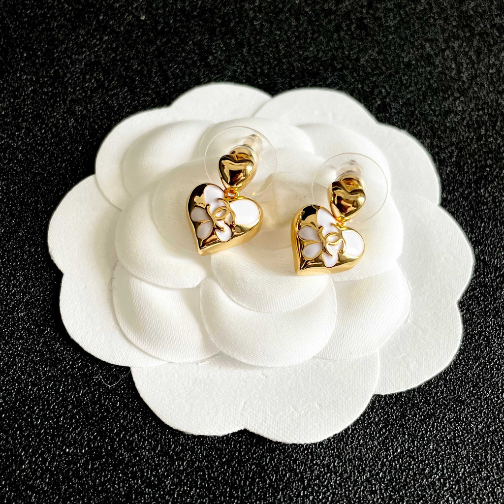 CHANEL 26S DOUBLE C HEART DROP EARRINGS WITH WHITE ENAMEL FLORAL DETAIL IN GOLD METAL 631910