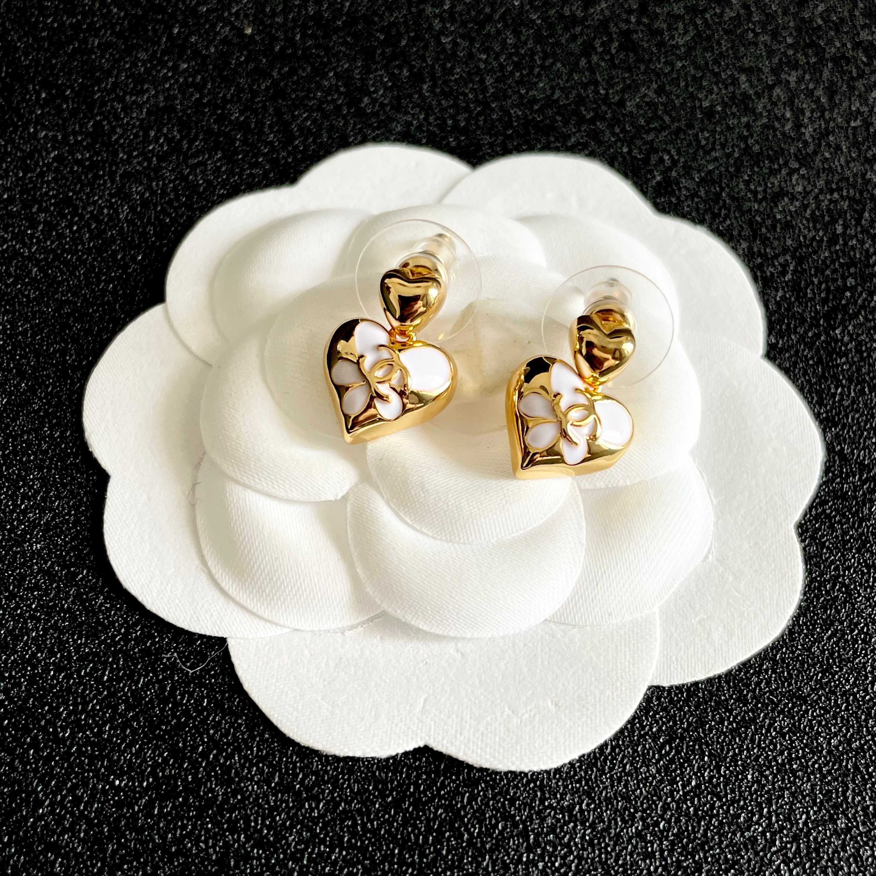 CHANEL 26S DOUBLE C HEART DROP EARRINGS WITH WHITE ENAMEL FLORAL DETAIL IN GOLD METAL 631910