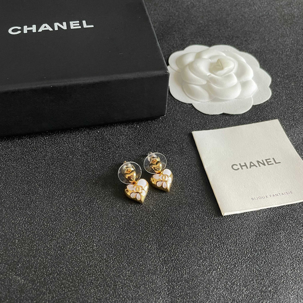CHANEL 26S DOUBLE C HEART DROP EARRINGS WITH WHITE ENAMEL FLORAL DETAIL IN GOLD METAL 631910