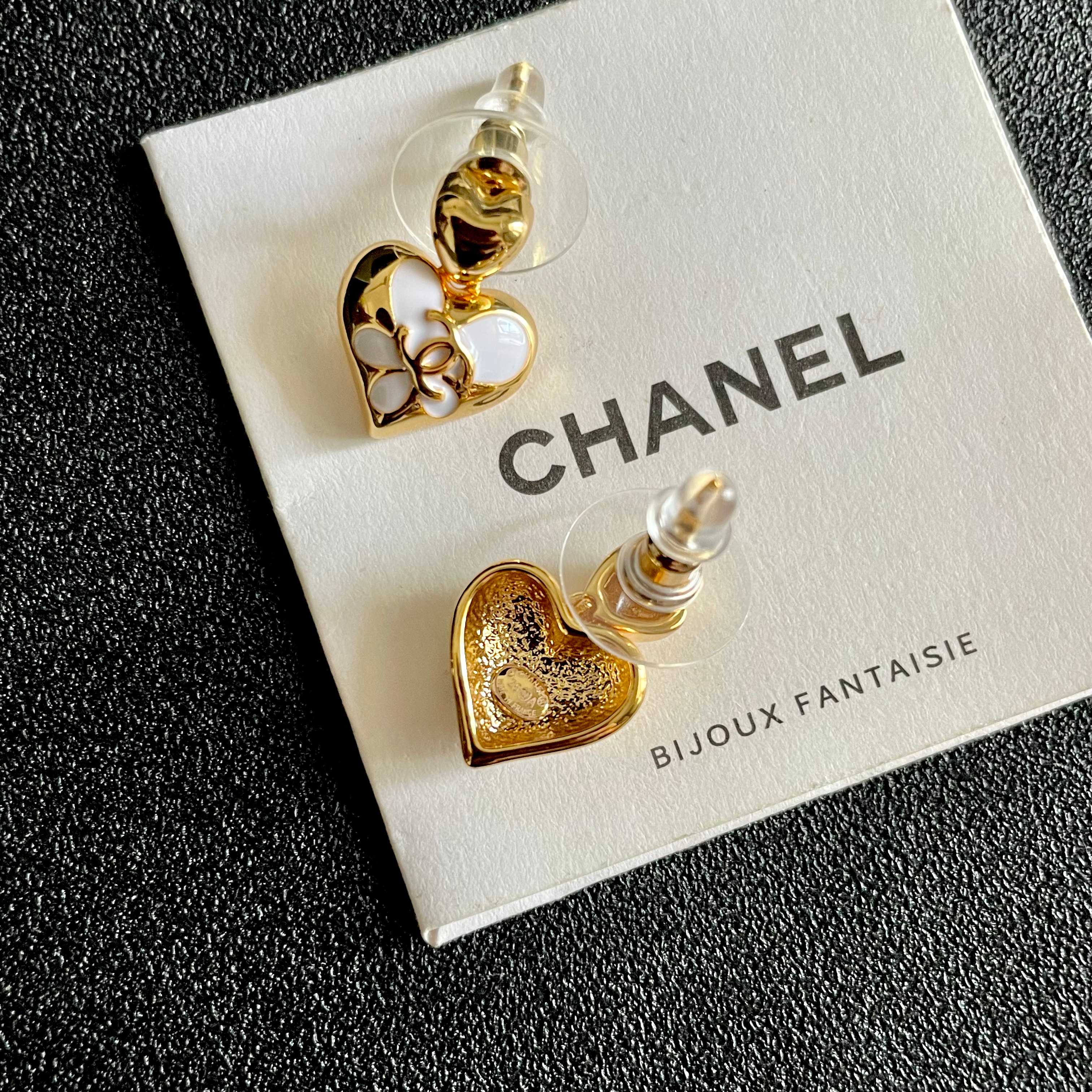 CHANEL 26S DOUBLE C HEART DROP EARRINGS WITH WHITE ENAMEL FLORAL DETAIL IN GOLD METAL 631910