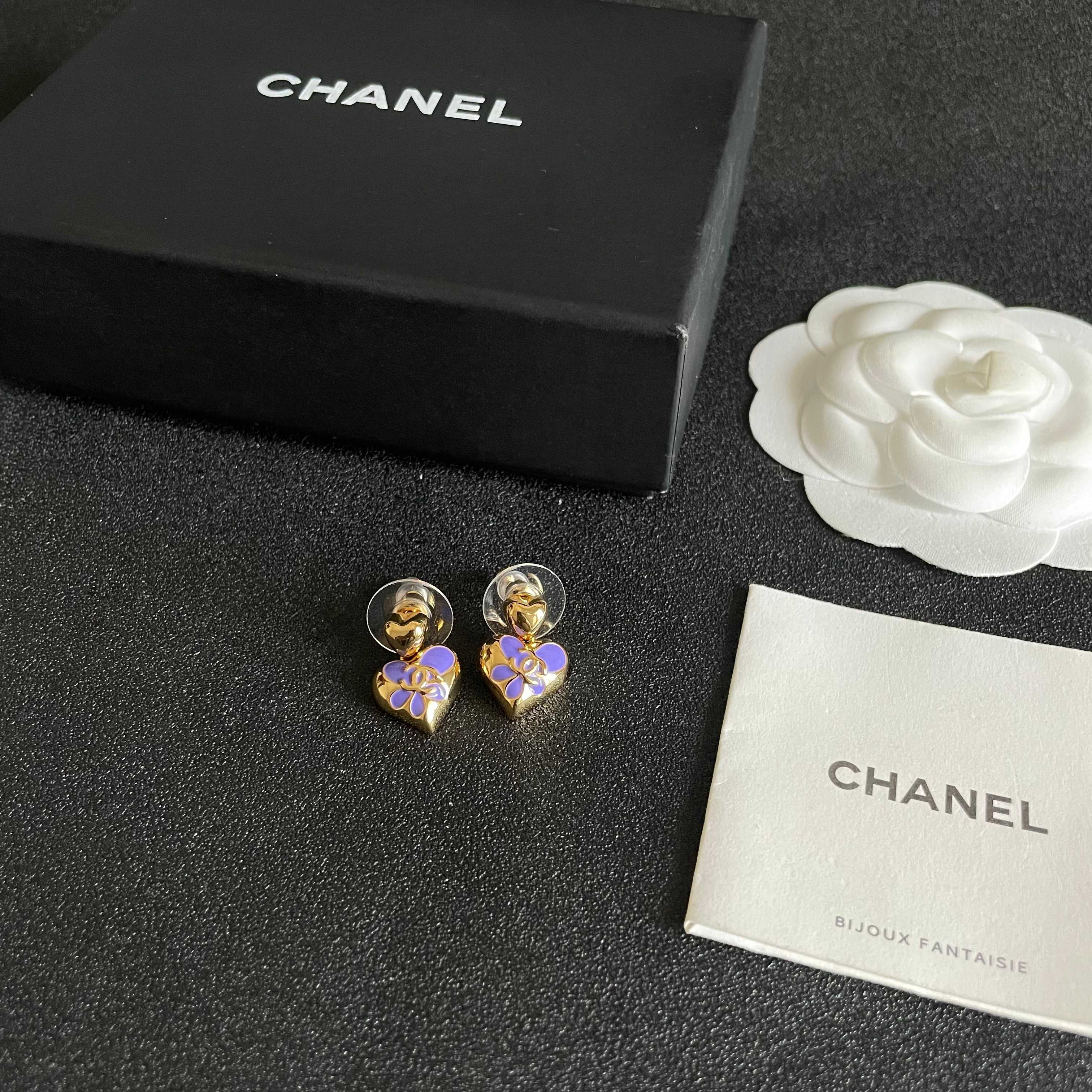 CHANEL 26S DOUBLE C HEART DROP EARRINGS WITH PURPLE ENAMEL FLORAL DETAIL IN GOLD METAL 631911
