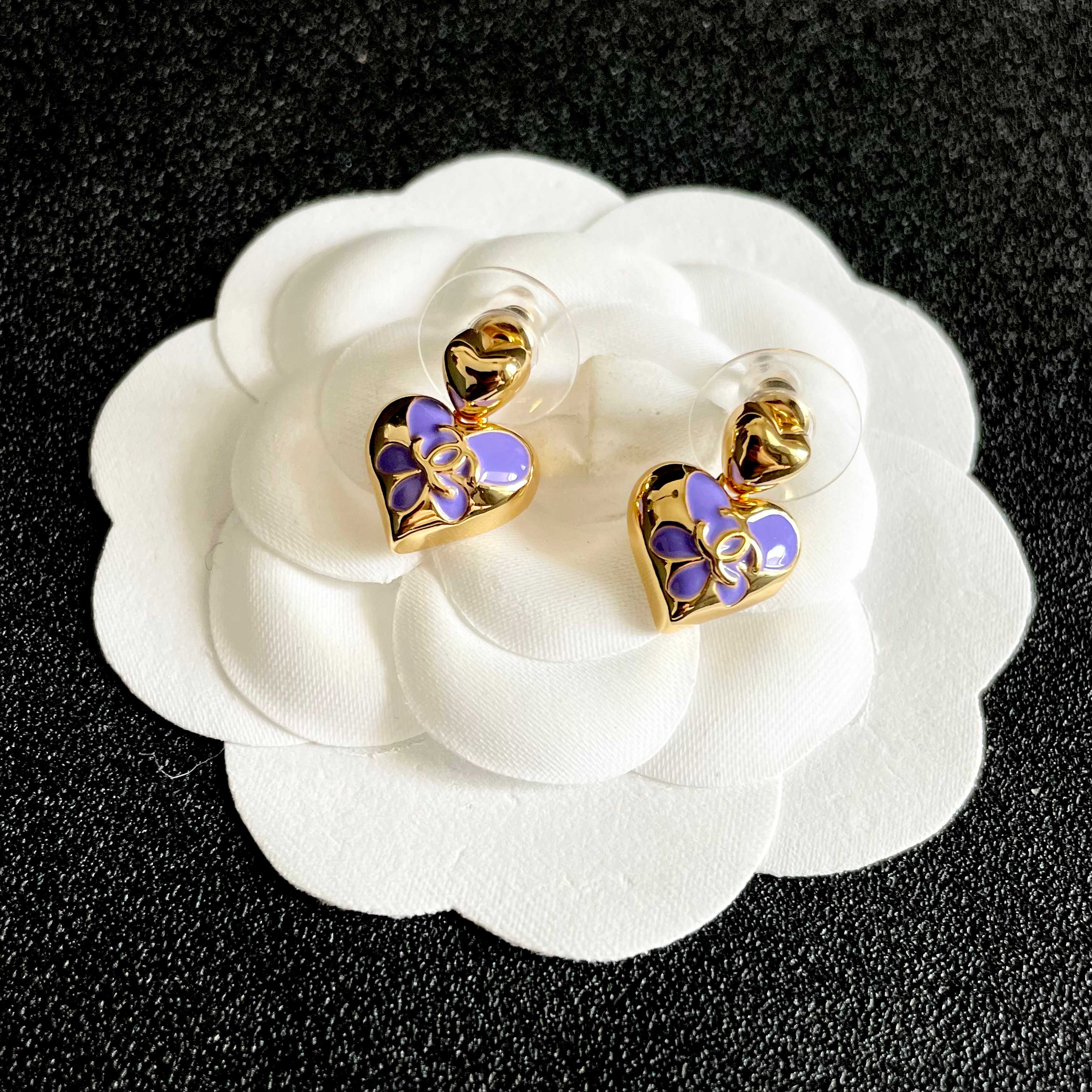 CHANEL 26S DOUBLE C HEART DROP EARRINGS WITH PURPLE ENAMEL FLORAL DETAIL IN GOLD METAL 631911