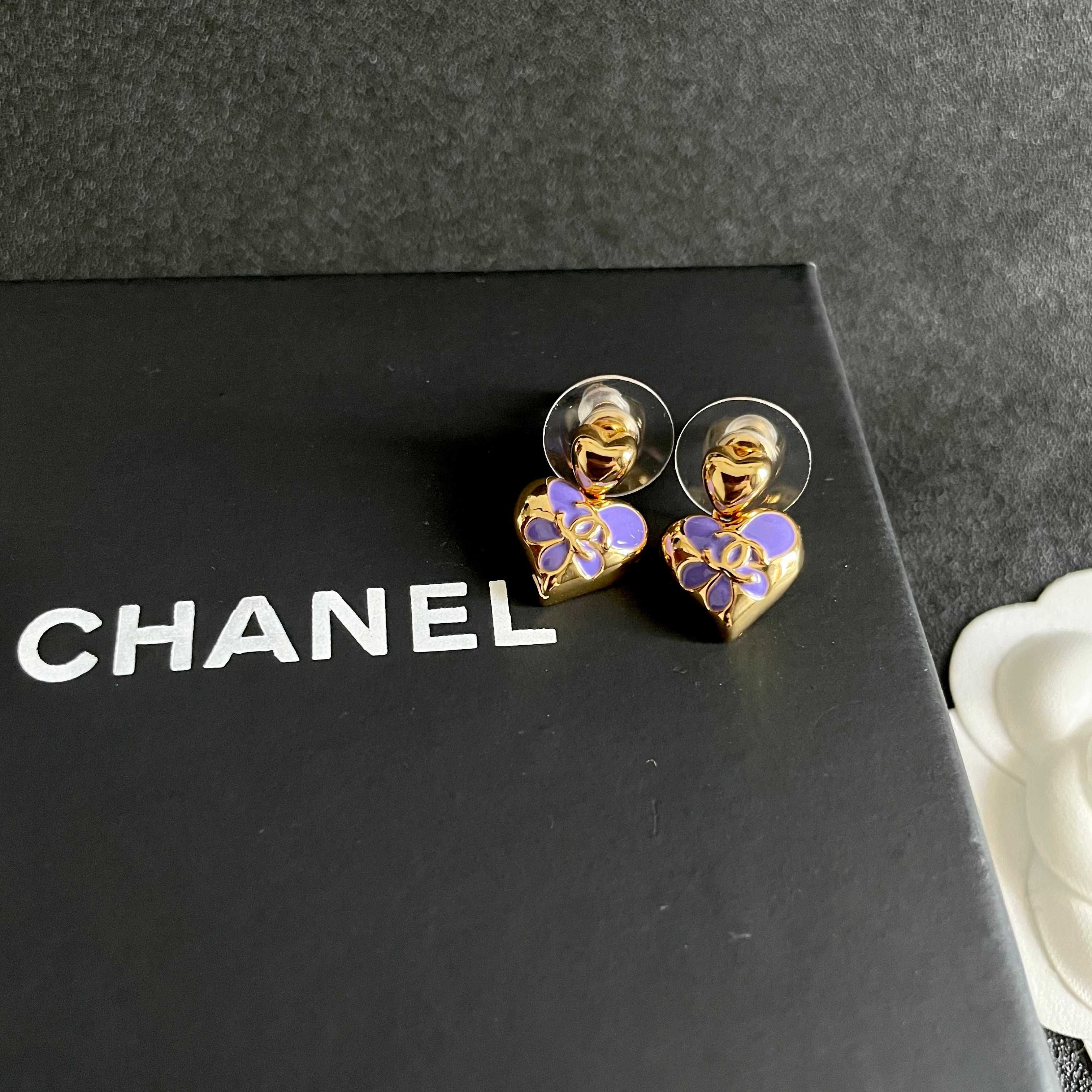 CHANEL 26S DOUBLE C HEART DROP EARRINGS WITH PURPLE ENAMEL FLORAL DETAIL IN GOLD METAL 631911