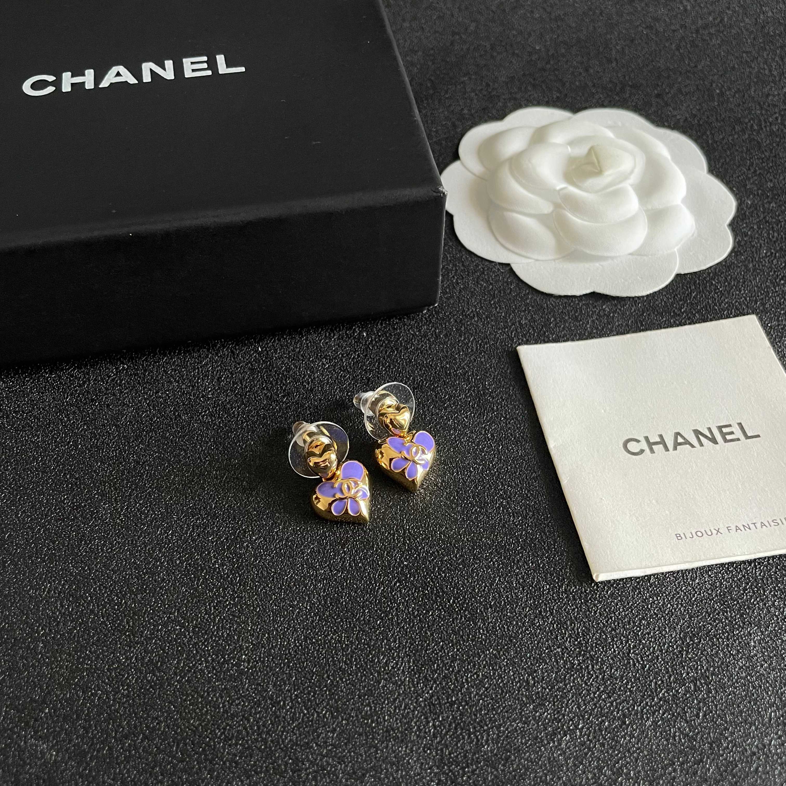 CHANEL 26S DOUBLE C HEART DROP EARRINGS WITH PURPLE ENAMEL FLORAL DETAIL IN GOLD METAL 631911