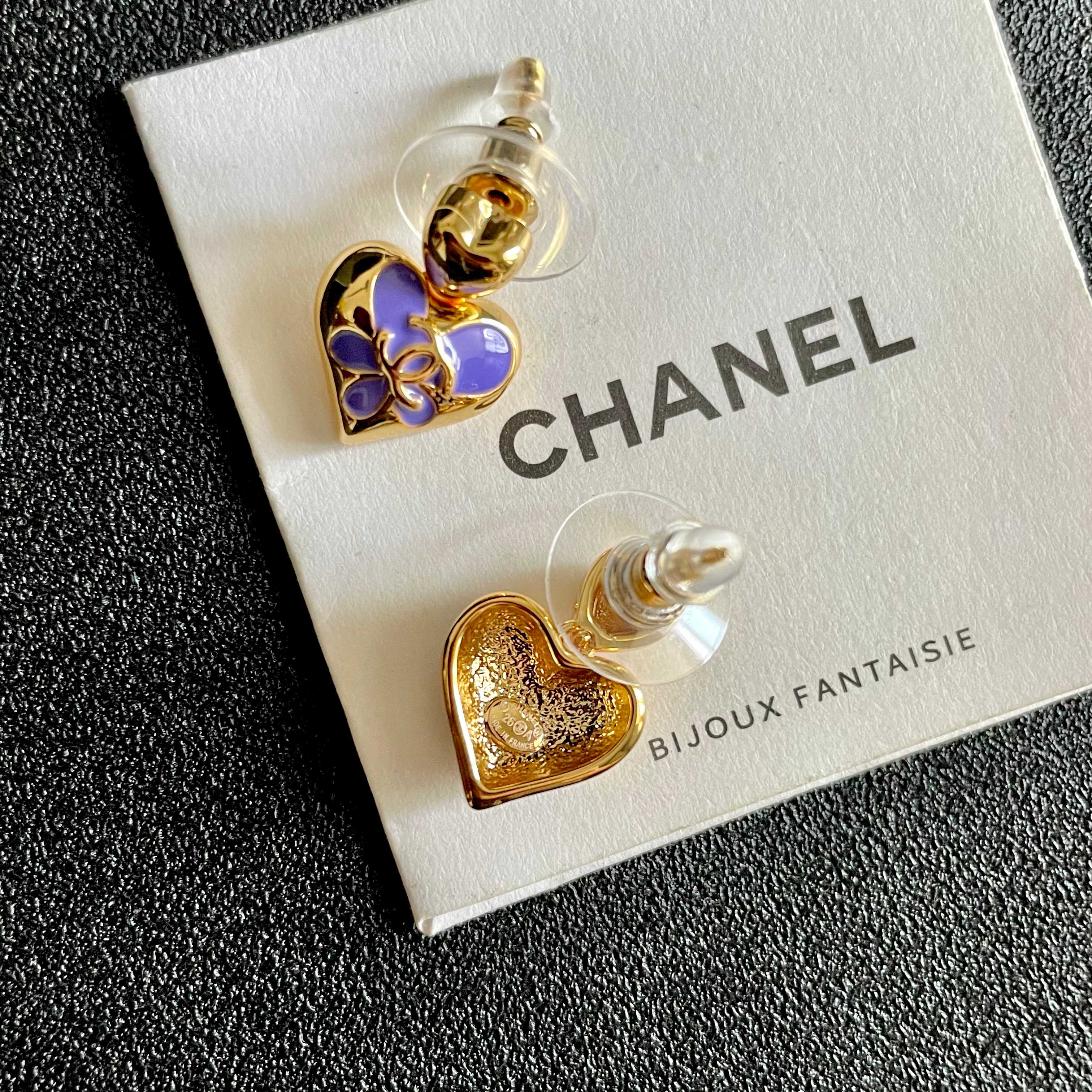 CHANEL 26S DOUBLE C HEART DROP EARRINGS WITH PURPLE ENAMEL FLORAL DETAIL IN GOLD METAL 631911