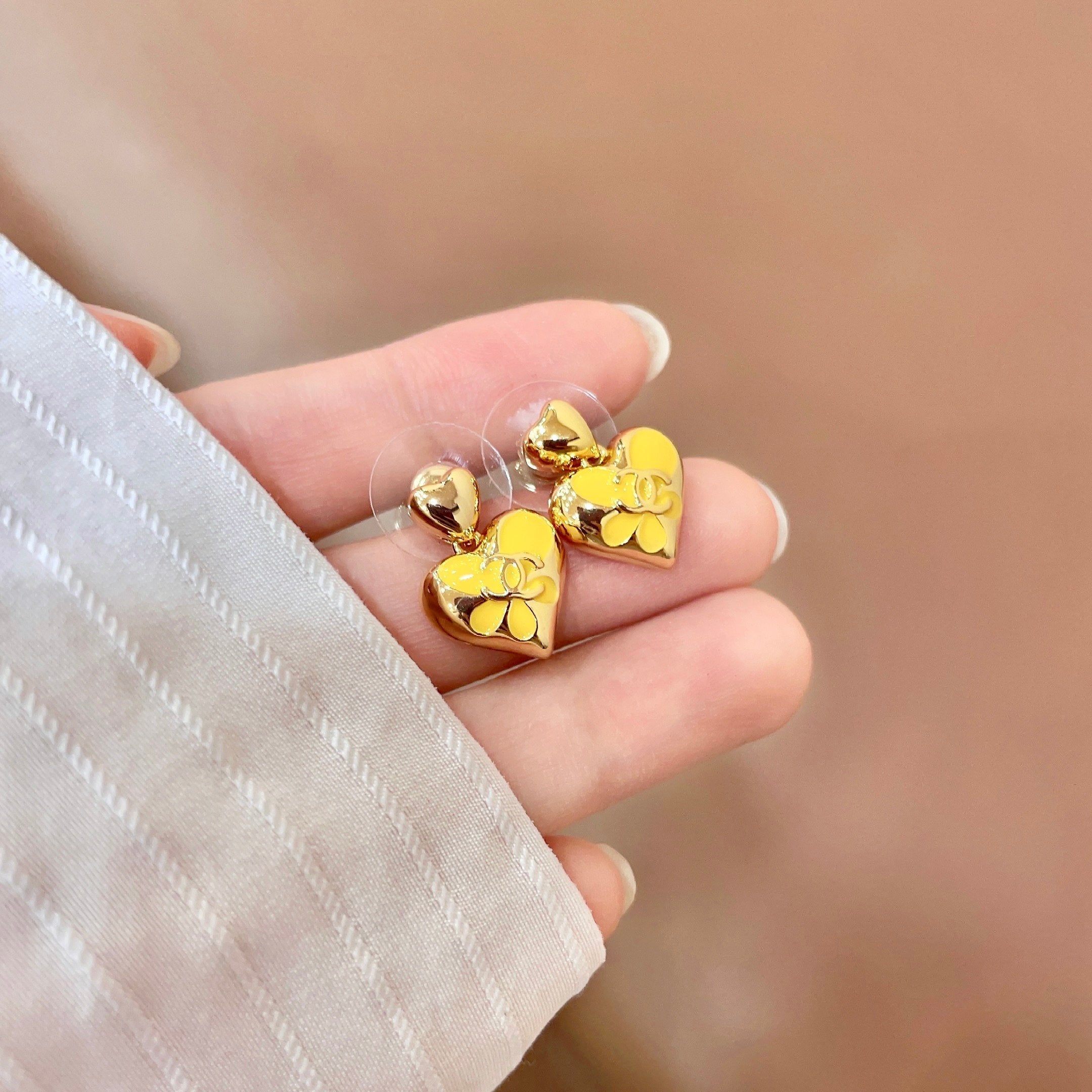 CHANEL 26S DOUBLE C HEART DROP EARRINGS IN GOLD METAL 631912