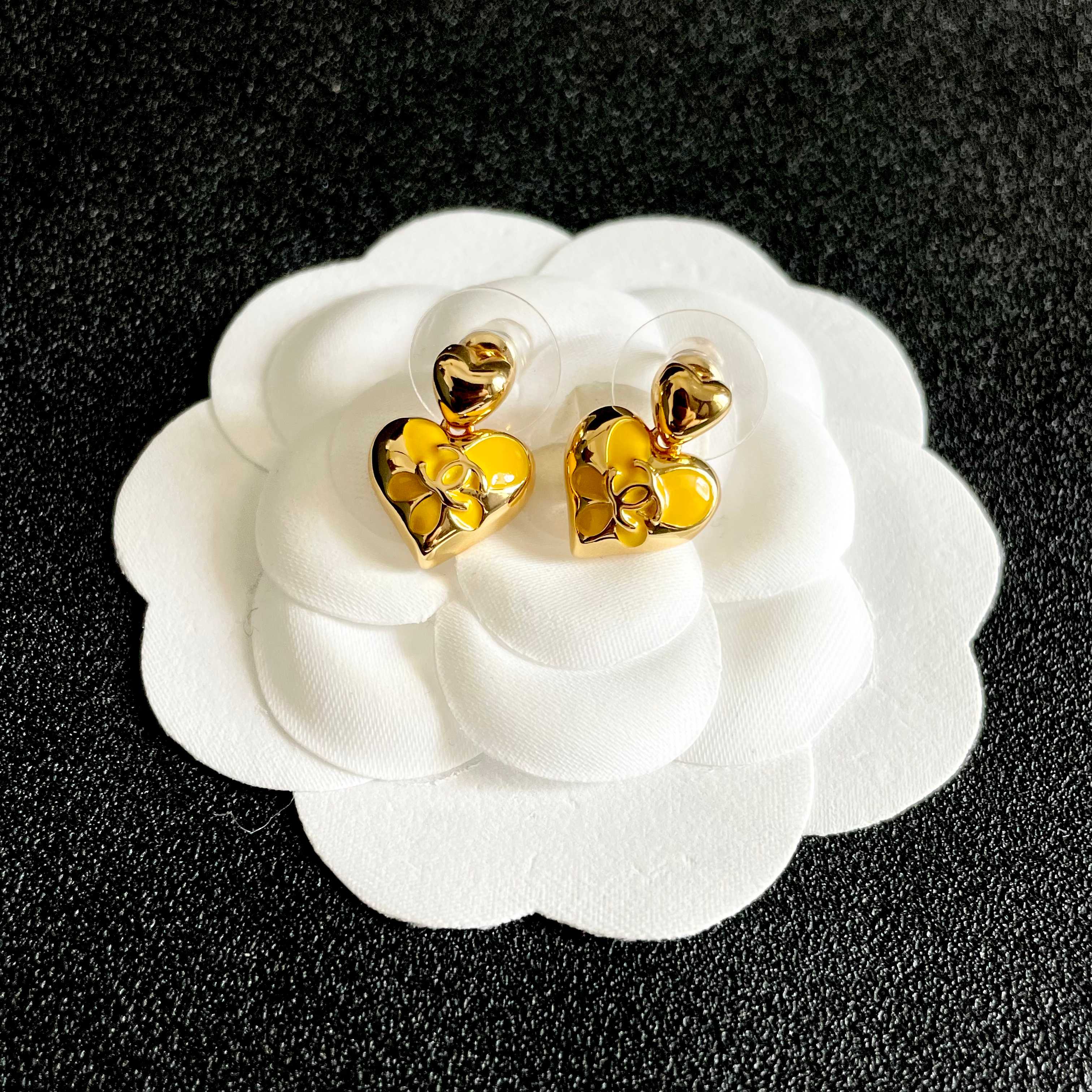 CHANEL 26S DOUBLE C HEART DROP EARRINGS IN GOLD METAL 631912