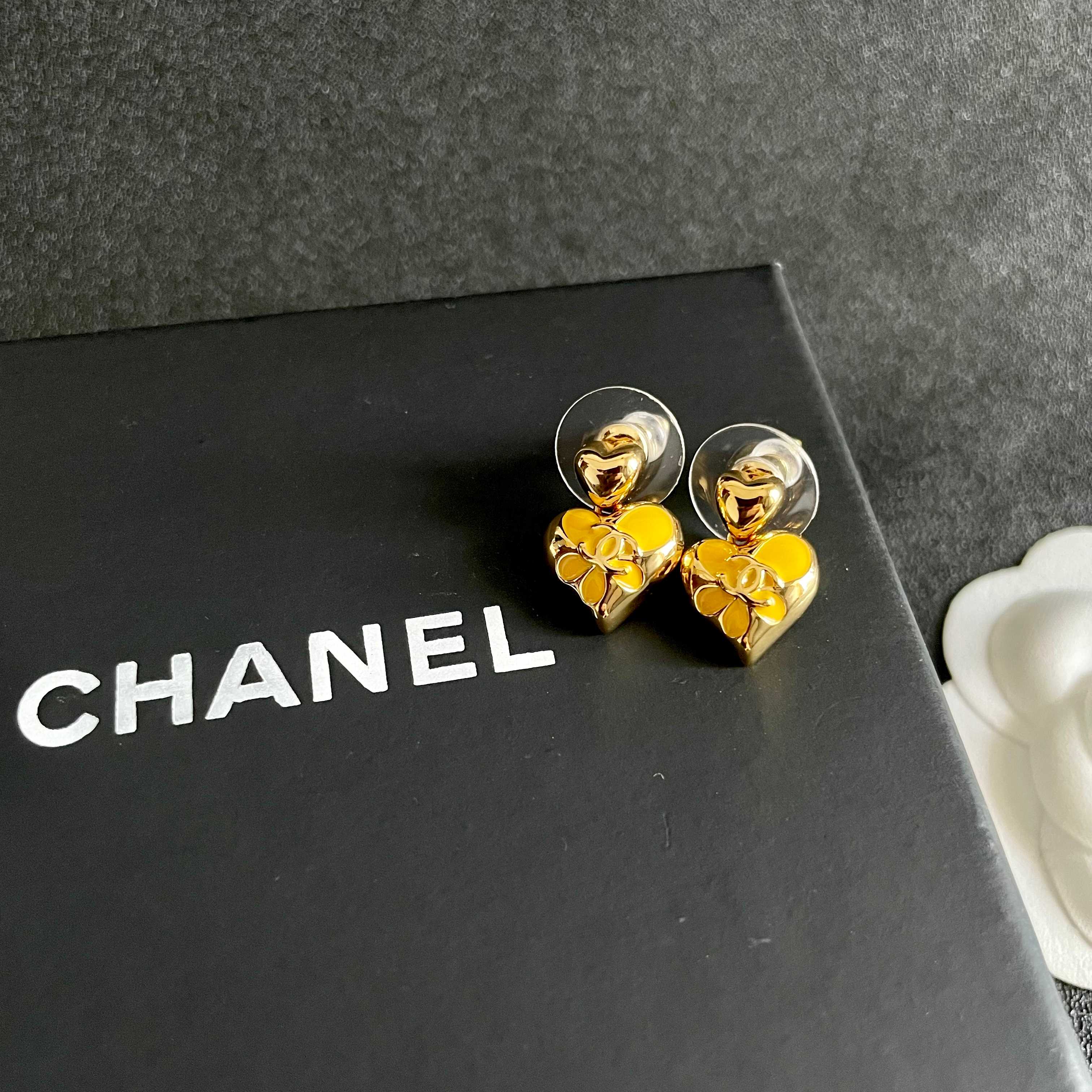 CHANEL 26S DOUBLE C HEART DROP EARRINGS IN GOLD METAL 631912