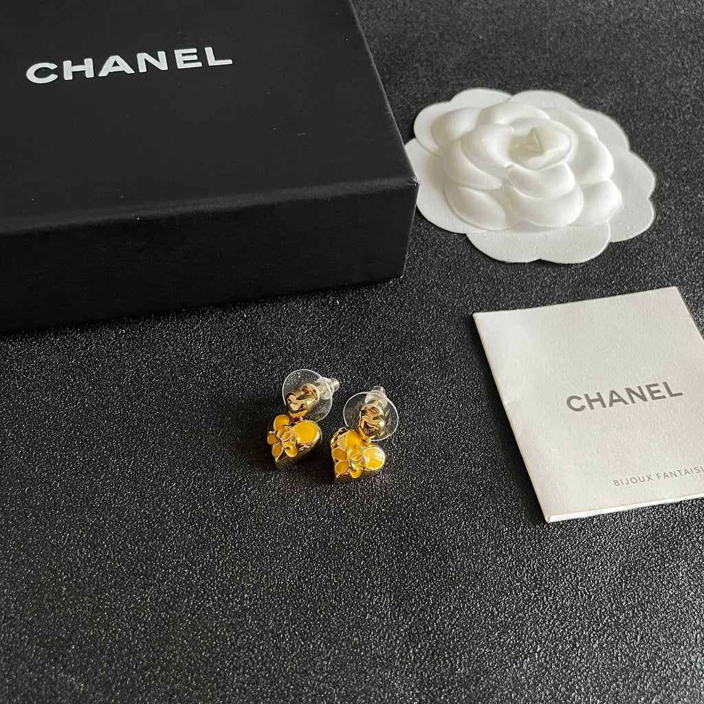 CHANEL 26S DOUBLE C HEART DROP EARRINGS IN GOLD METAL 631912