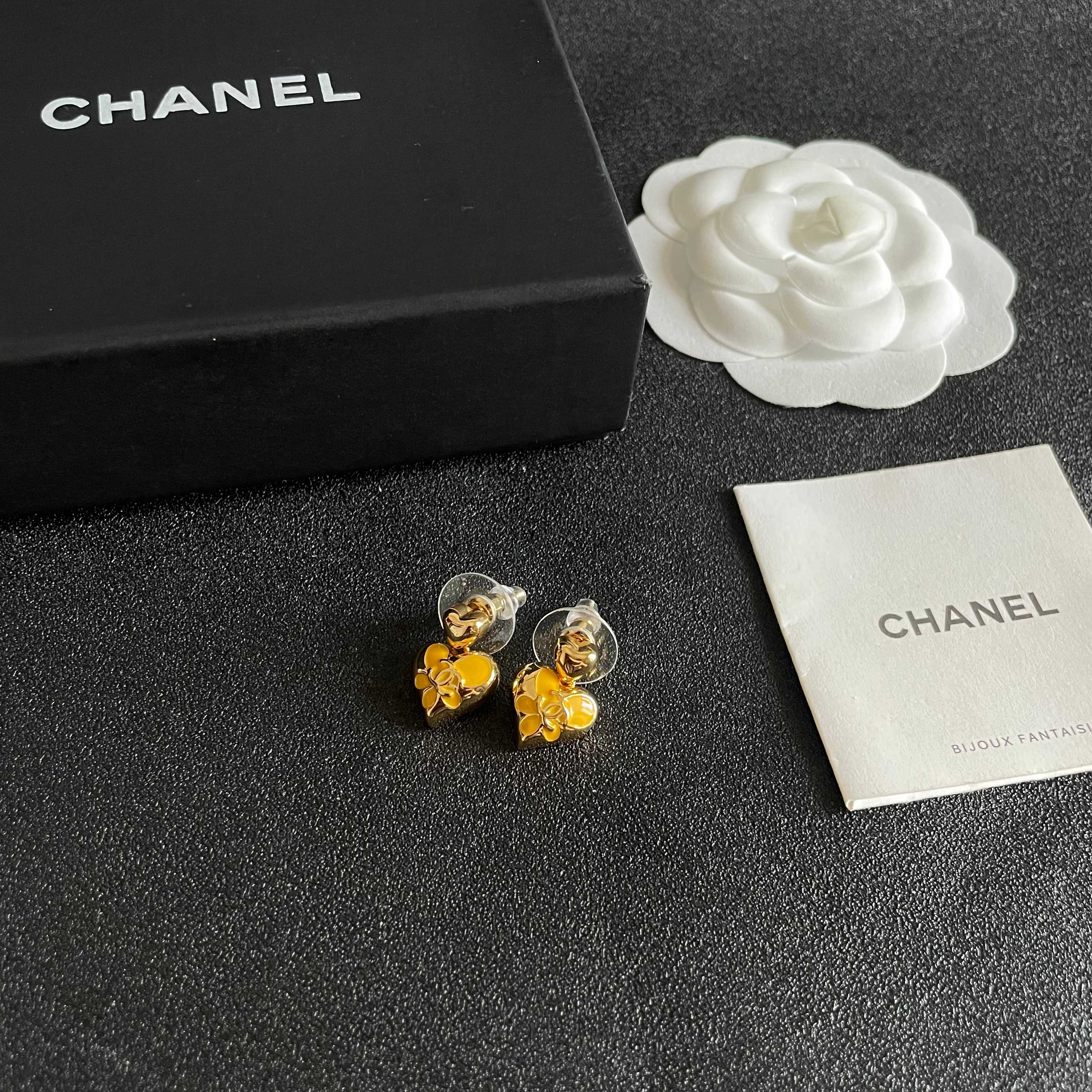 CHANEL 26S DOUBLE C HEART DROP EARRINGS IN GOLD METAL 631912
