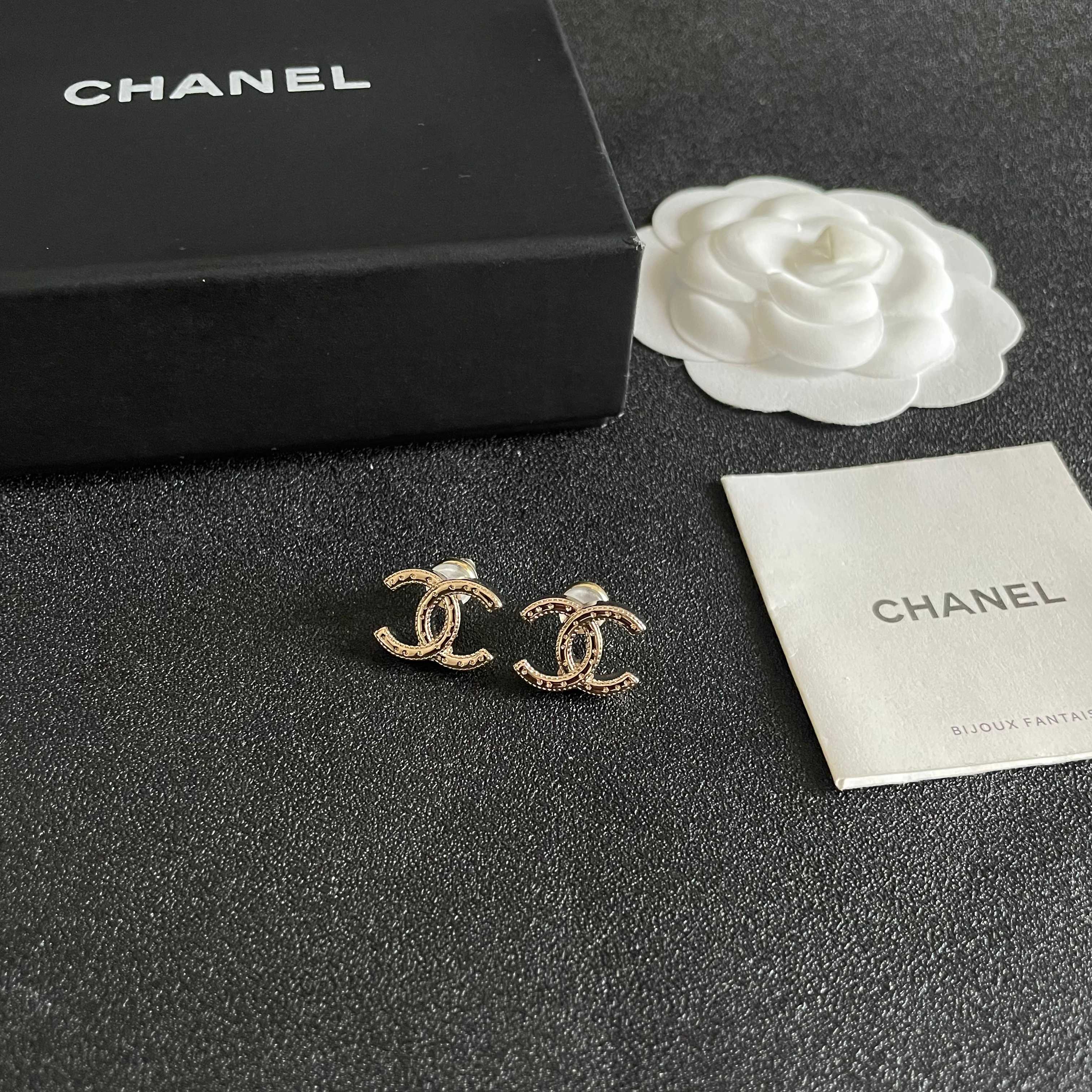 CHANEL 26S DOUBLE C LOGO CRYSTAL STUD EARRINGS IN GOLD METAL 631913