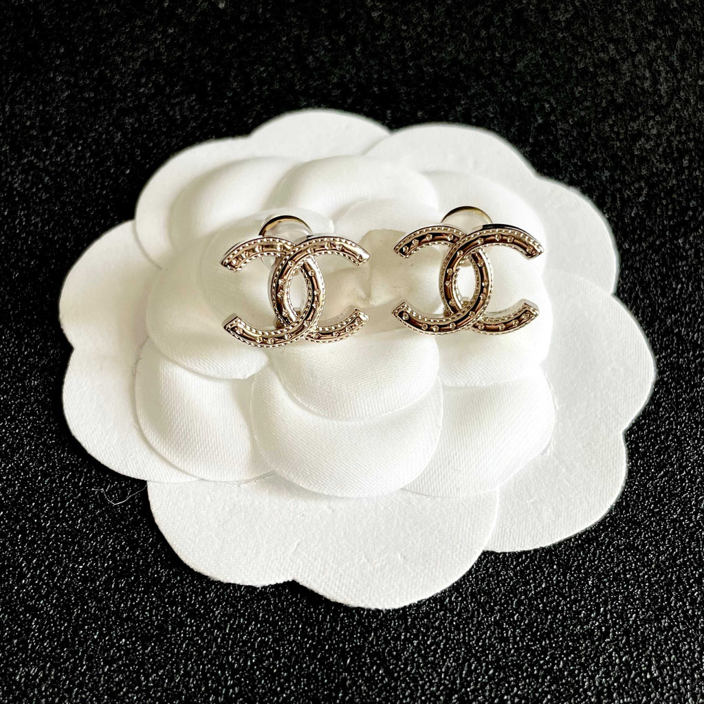 CHANEL 26S DOUBLE C LOGO CRYSTAL STUD EARRINGS IN GOLD METAL 631913
