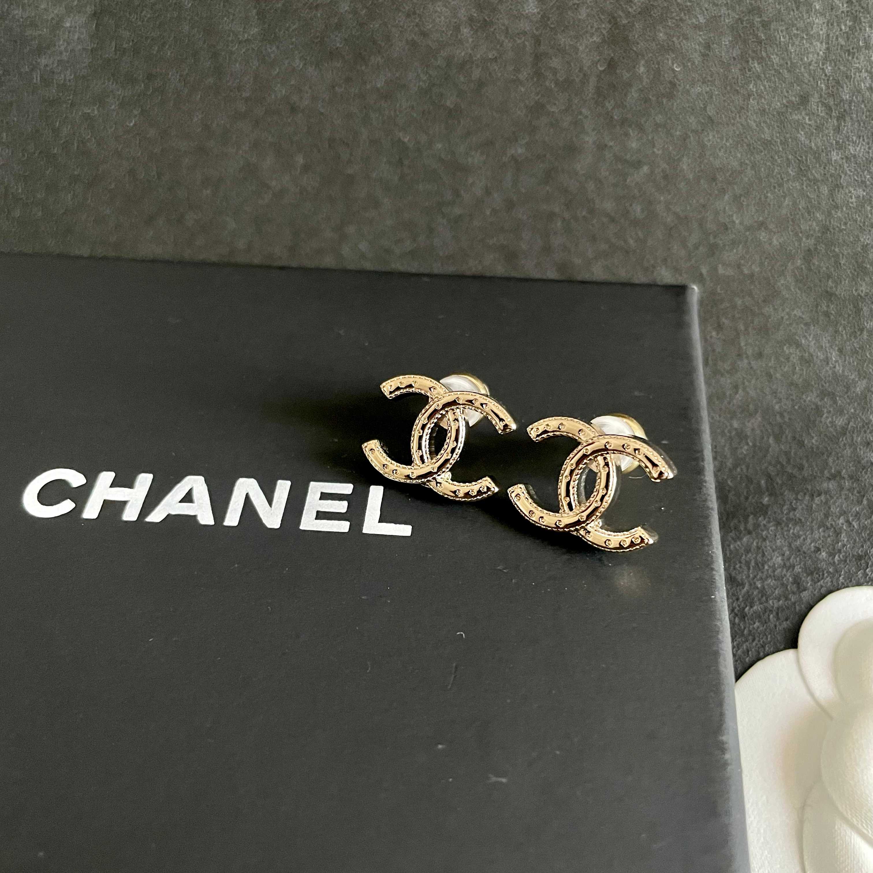 CHANEL 26S DOUBLE C LOGO CRYSTAL STUD EARRINGS IN GOLD METAL 631913