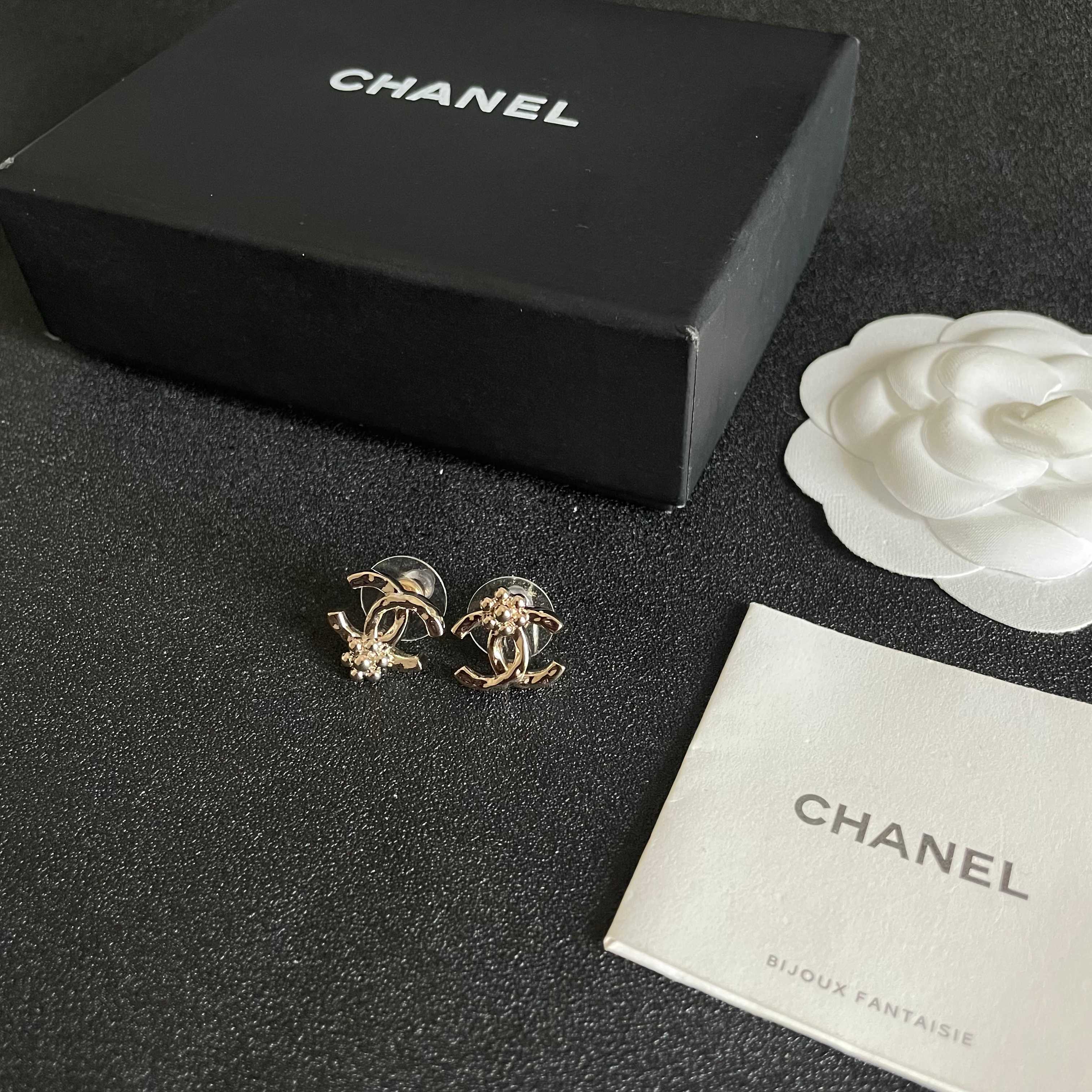 CHANEL 26S DOUBLE C LOGO PEARL STUD EARRINGS WITH FLORAL DETAIL IN GOLD METAL 631917
