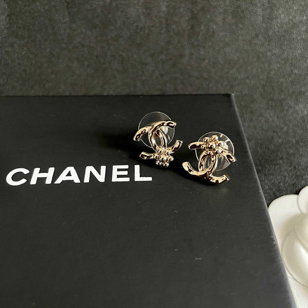 CHANEL 26S DOUBLE C LOGO PEARL STUD EARRINGS WITH FLORAL DETAIL IN GOLD METAL 631917