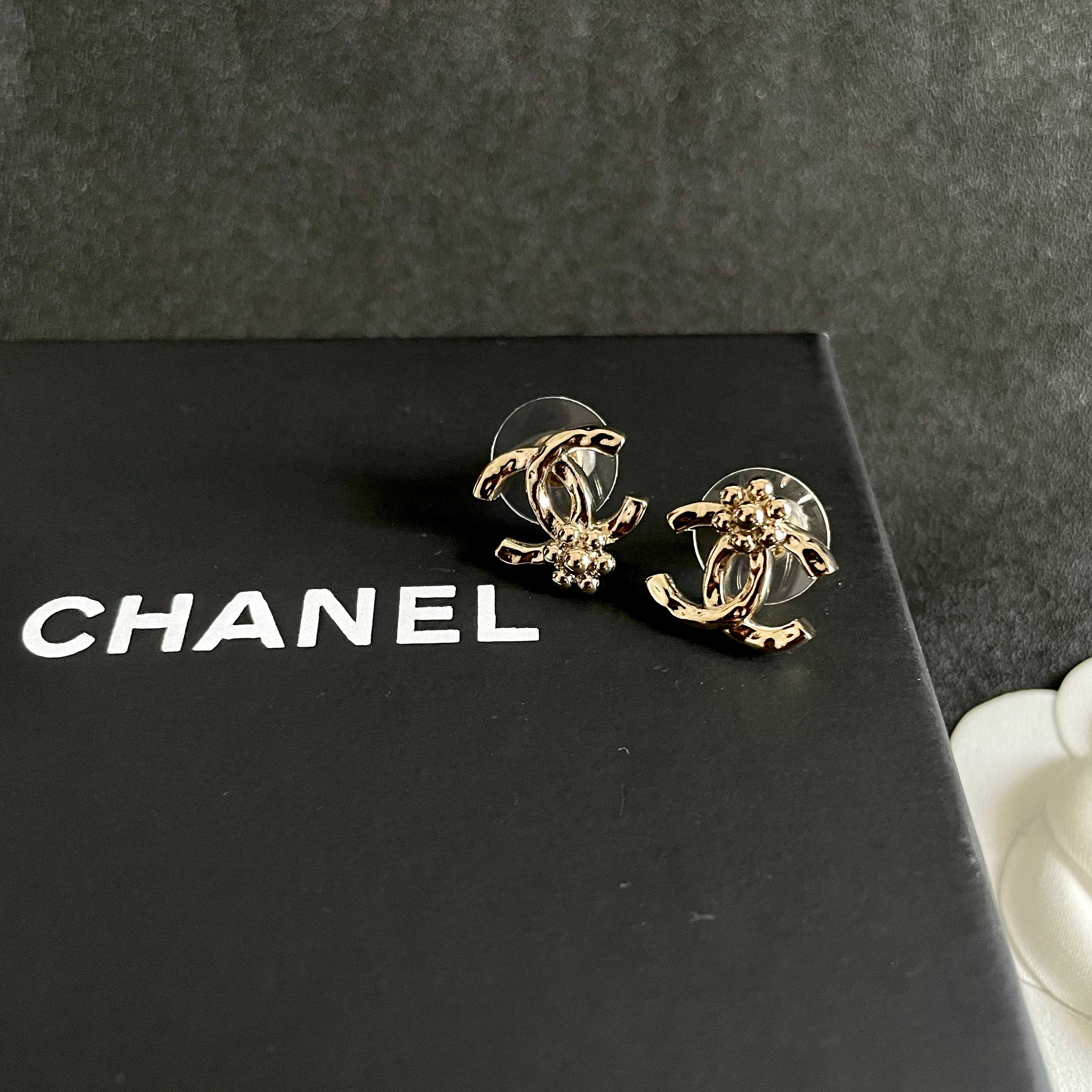 CHANEL 26S DOUBLE C LOGO PEARL STUD EARRINGS WITH FLORAL DETAIL IN GOLD METAL 631917