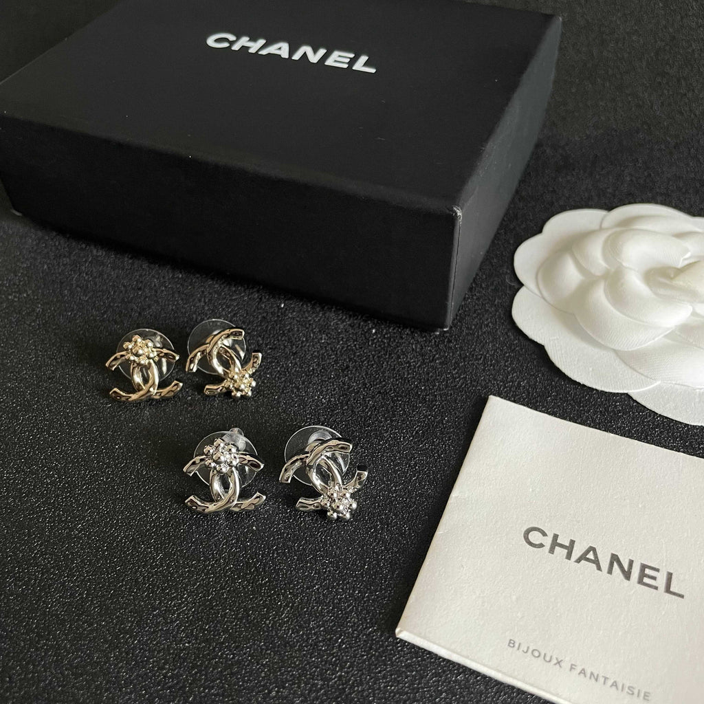 CHANEL 26S DOUBLE C LOGO PEARL STUD EARRINGS WITH FLORAL DETAIL IN GOLD METAL 631917
