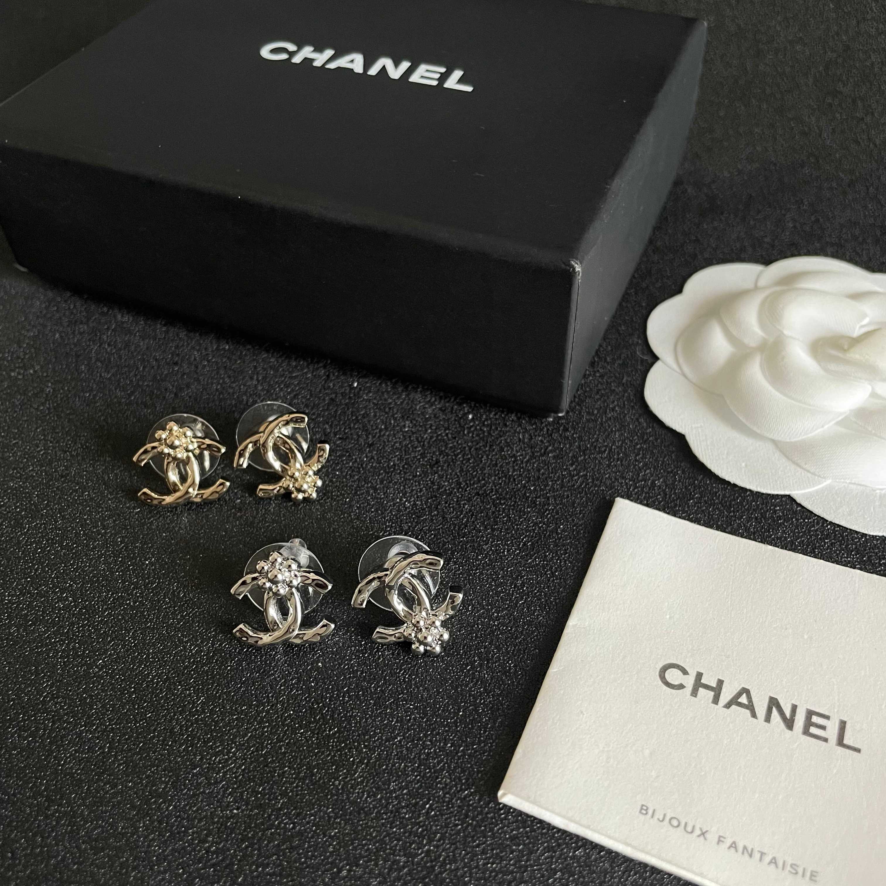 CHANEL 26S DOUBLE C LOGO PEARL STUD EARRINGS WITH FLORAL DETAIL IN GOLD METAL 631917