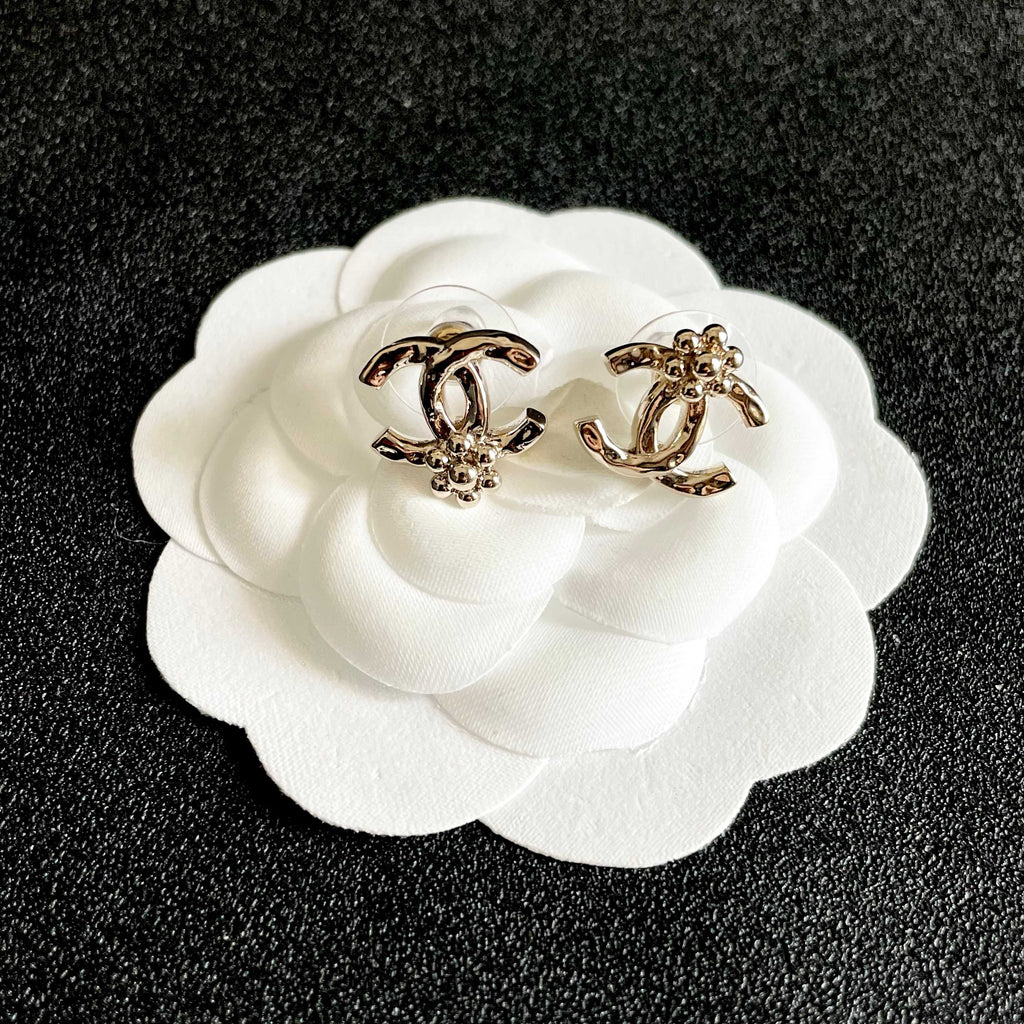 CHANEL 26S DOUBLE C LOGO PEARL STUD EARRINGS WITH FLORAL DETAIL IN GOLD METAL 631917