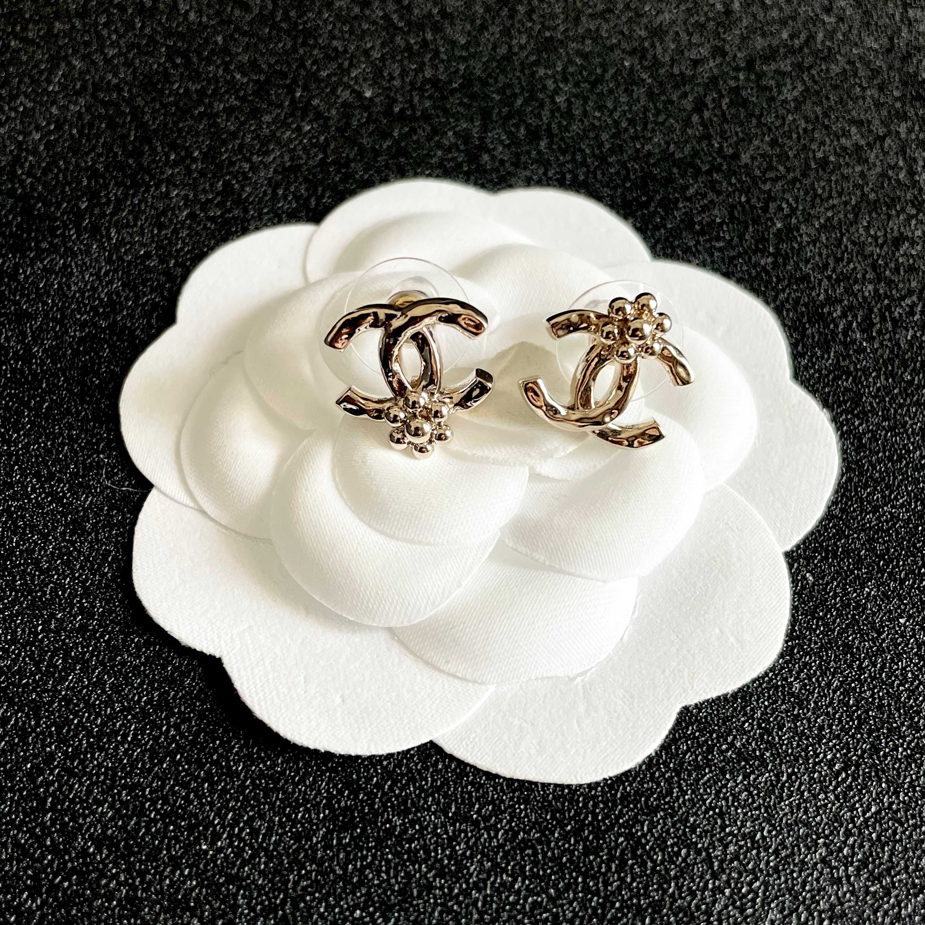 CHANEL 26S DOUBLE C LOGO PEARL STUD EARRINGS WITH FLORAL DETAIL IN GOLD METAL 631917