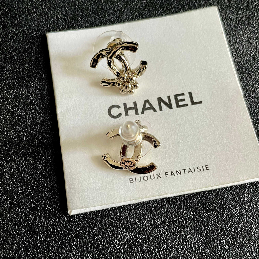 CHANEL 26S DOUBLE C LOGO PEARL STUD EARRINGS WITH FLORAL DETAIL IN GOLD METAL 631917