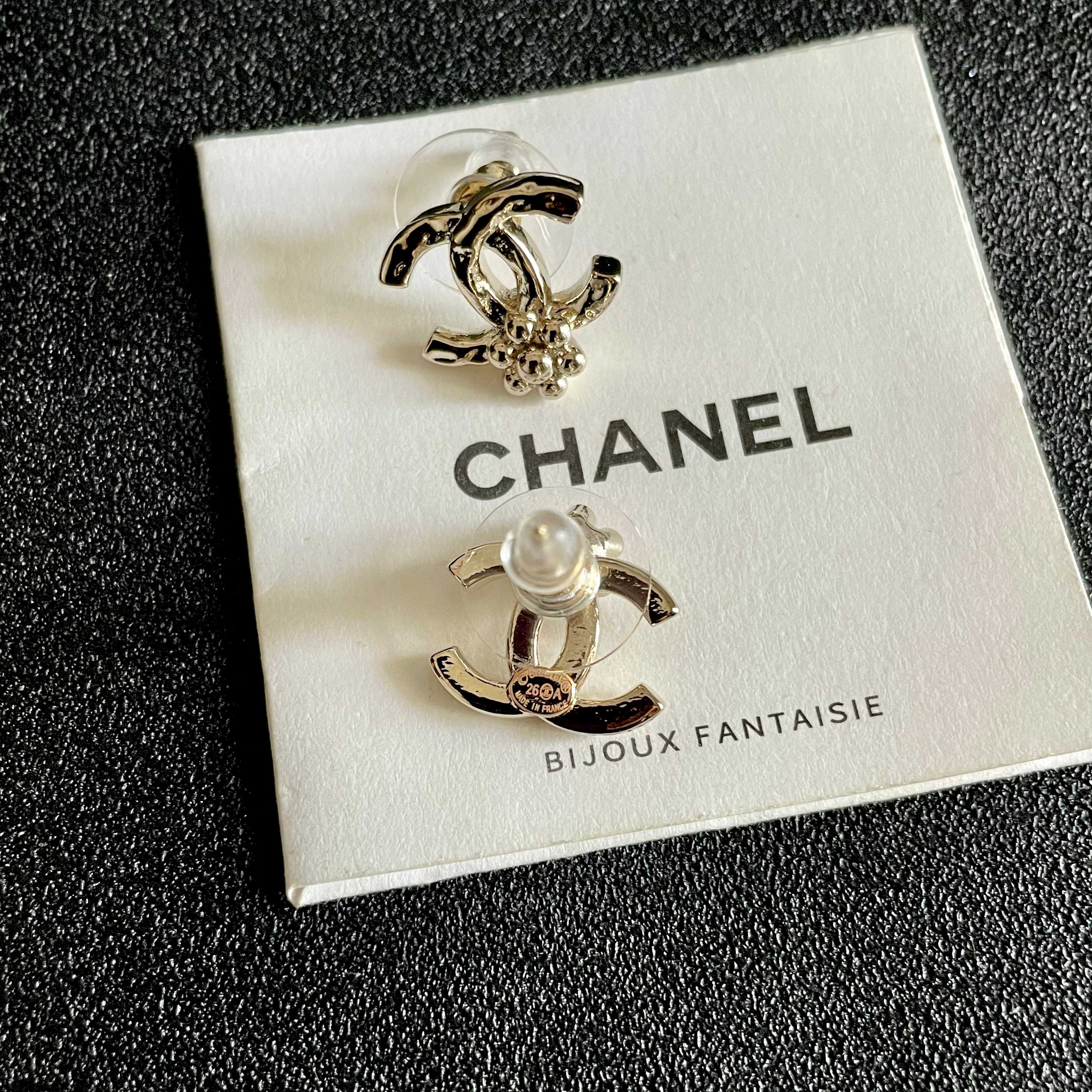 CHANEL 26S DOUBLE C LOGO PEARL STUD EARRINGS WITH FLORAL DETAIL IN GOLD METAL 631917
