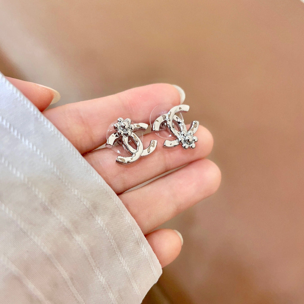 CHANEL 26S DOUBLE C LOGO PEARL STUD EARRINGS WITH FLORAL DETAIL IN SILVER METAL 631916