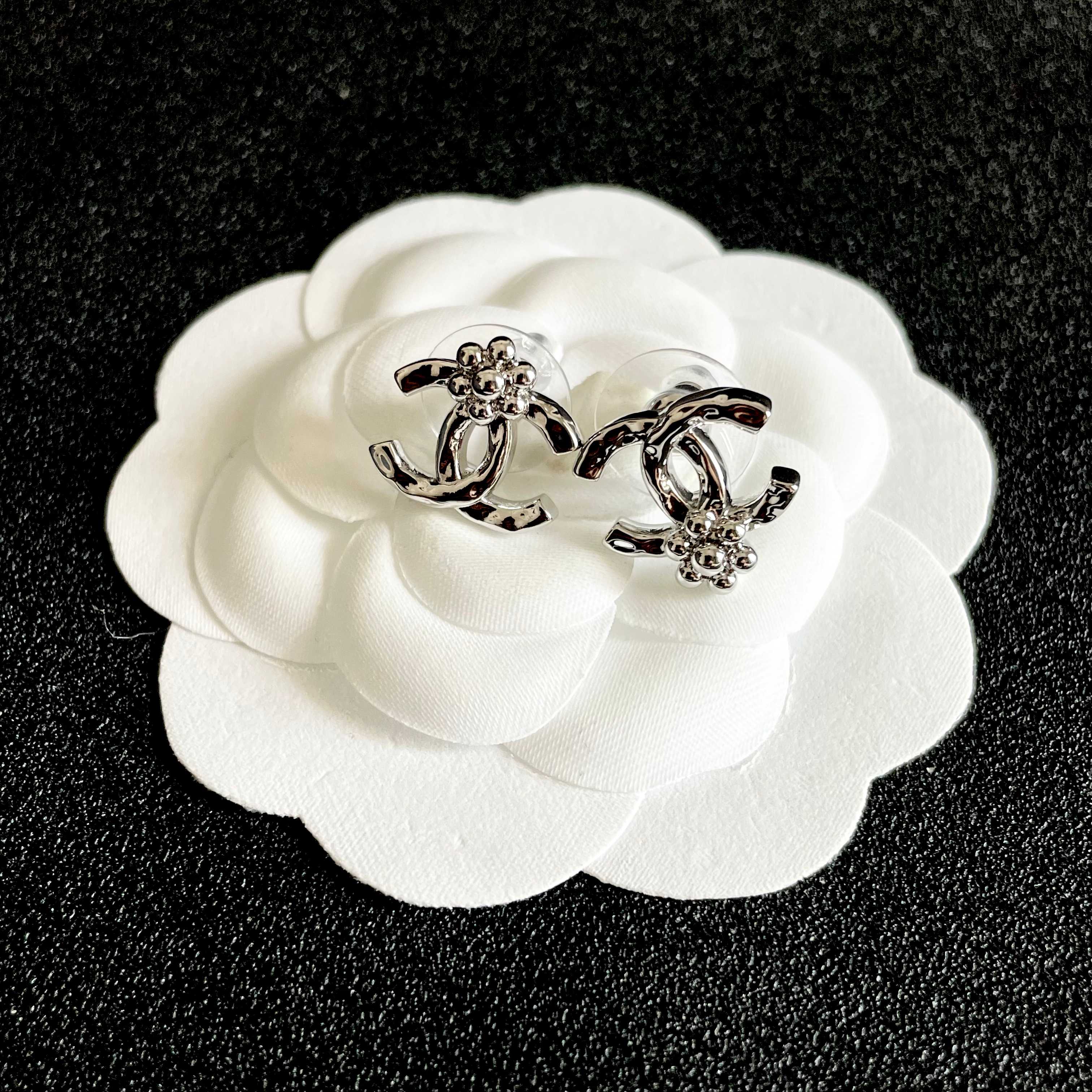 CHANEL 26S DOUBLE C LOGO PEARL STUD EARRINGS WITH FLORAL DETAIL IN SILVER METAL 631916