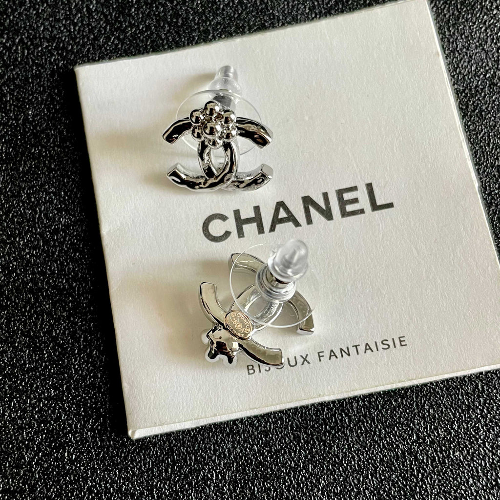CHANEL 26S DOUBLE C LOGO PEARL STUD EARRINGS WITH FLORAL DETAIL IN SILVER METAL 631916
