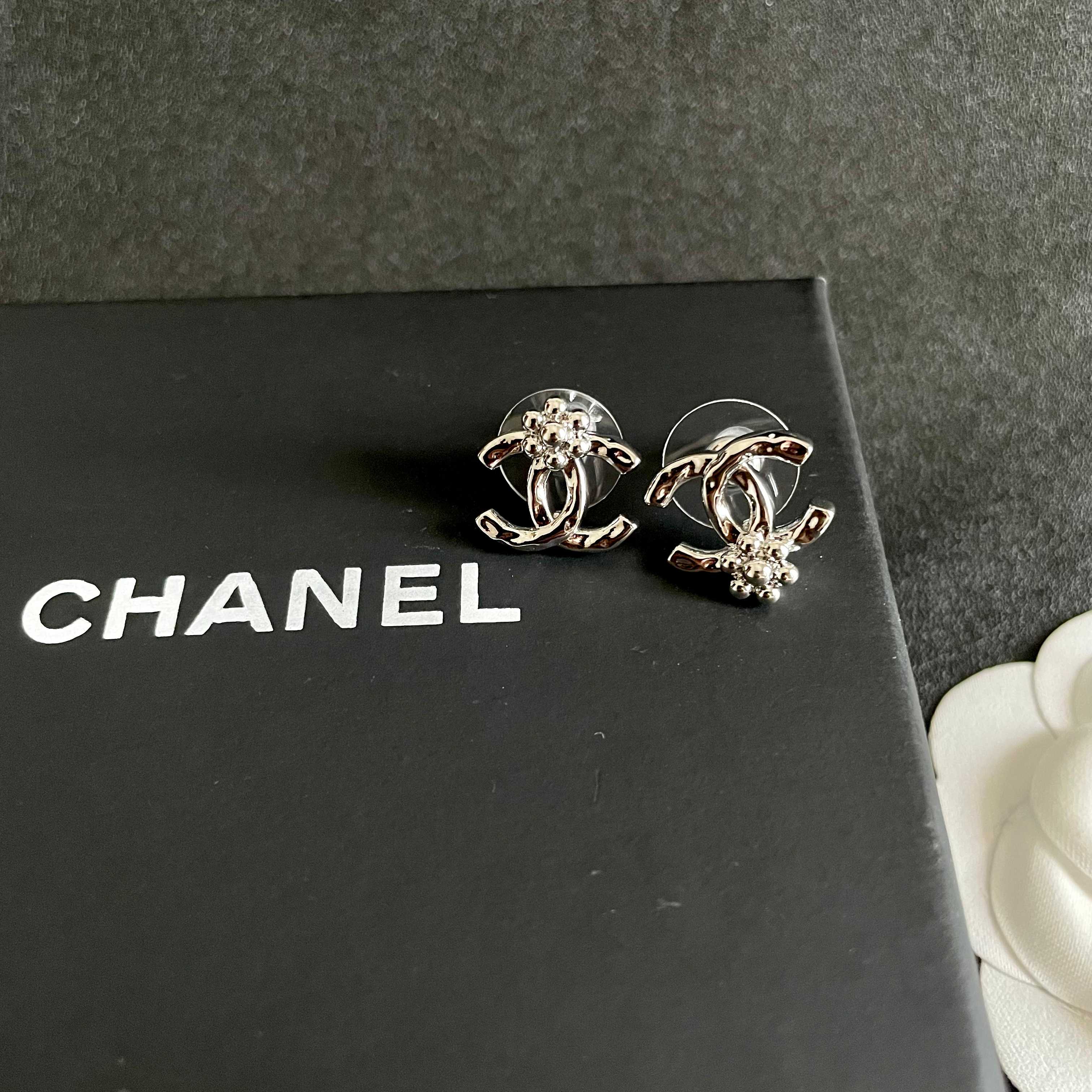 CHANEL 26S DOUBLE C LOGO PEARL STUD EARRINGS WITH FLORAL DETAIL IN SILVER METAL 631916