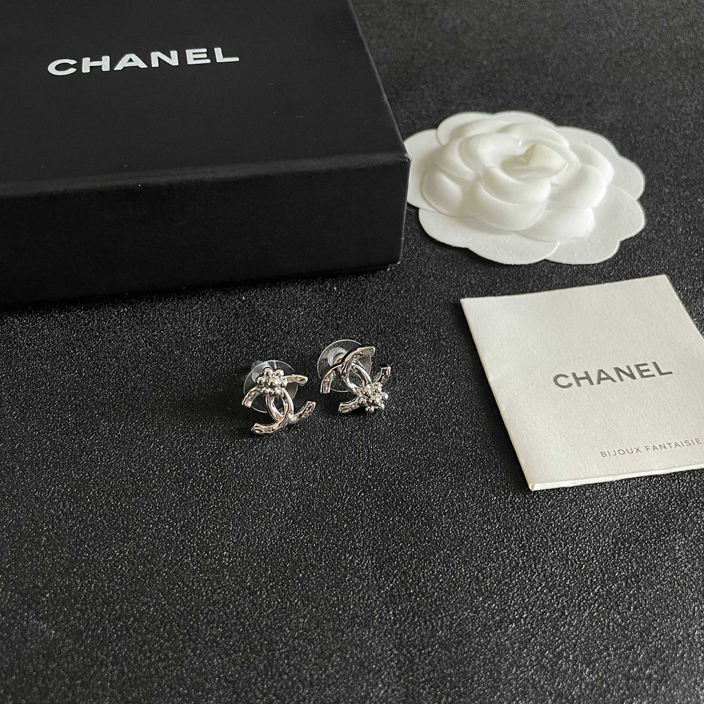 CHANEL 26S DOUBLE C LOGO PEARL STUD EARRINGS WITH FLORAL DETAIL IN SILVER METAL 631916