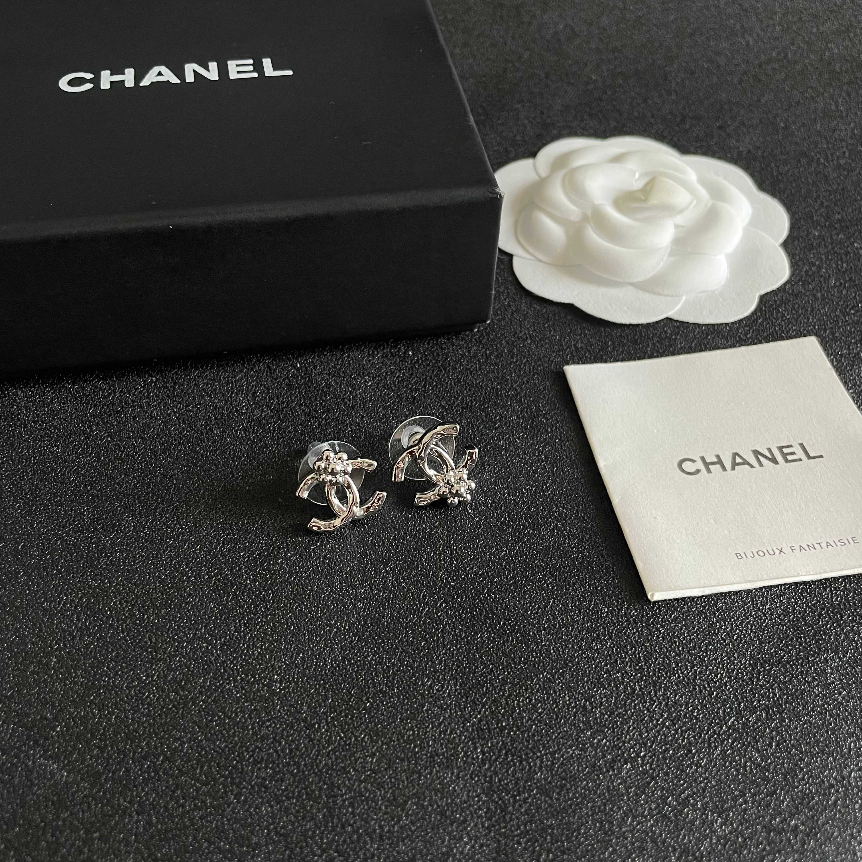 CHANEL 26S DOUBLE C LOGO PEARL STUD EARRINGS WITH FLORAL DETAIL IN SILVER METAL 631916