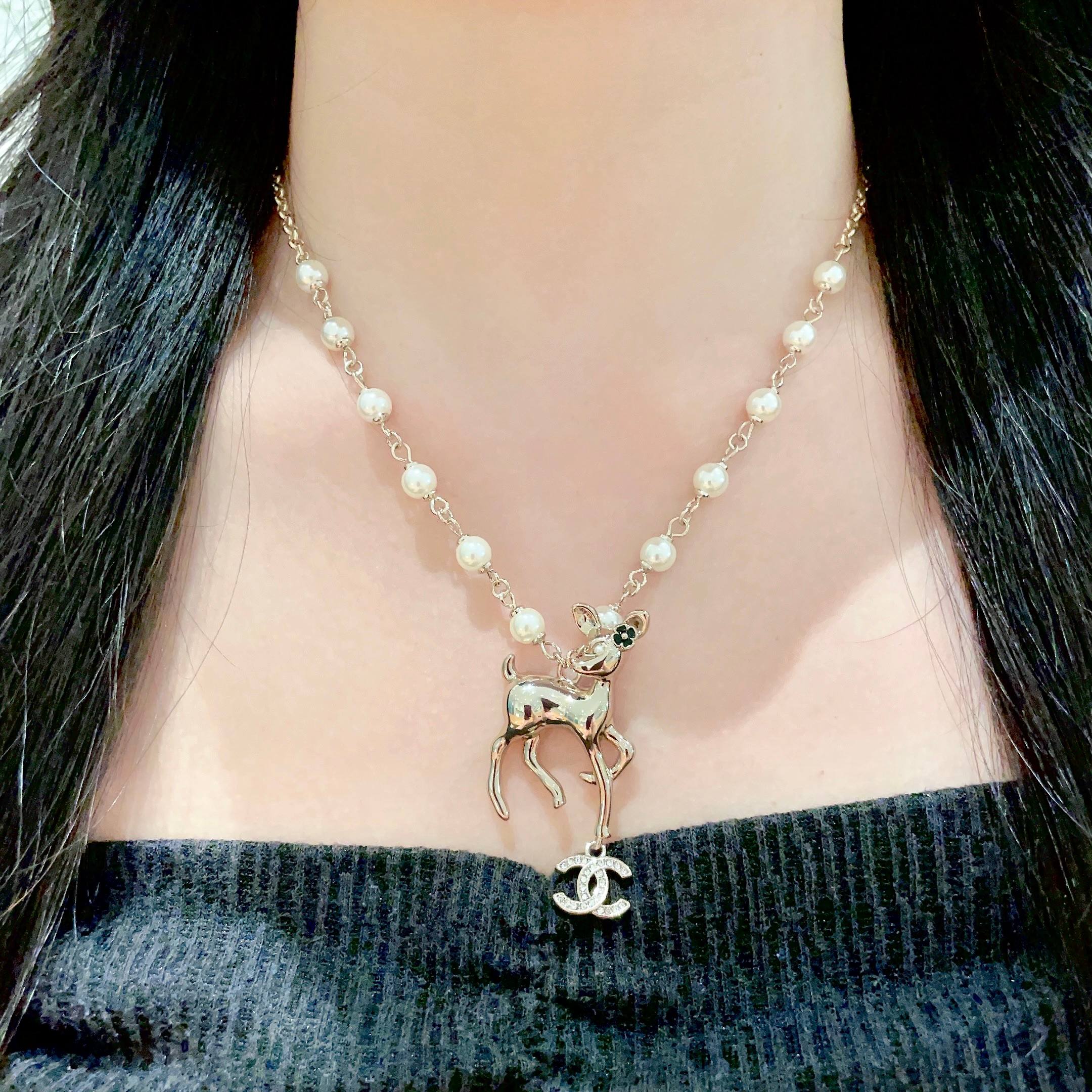 CHANEL 26S DOUBLE C LOGO FAWN CHARM NECKLACE WITH PEARL CHAIN IN GOLD METAL 633292