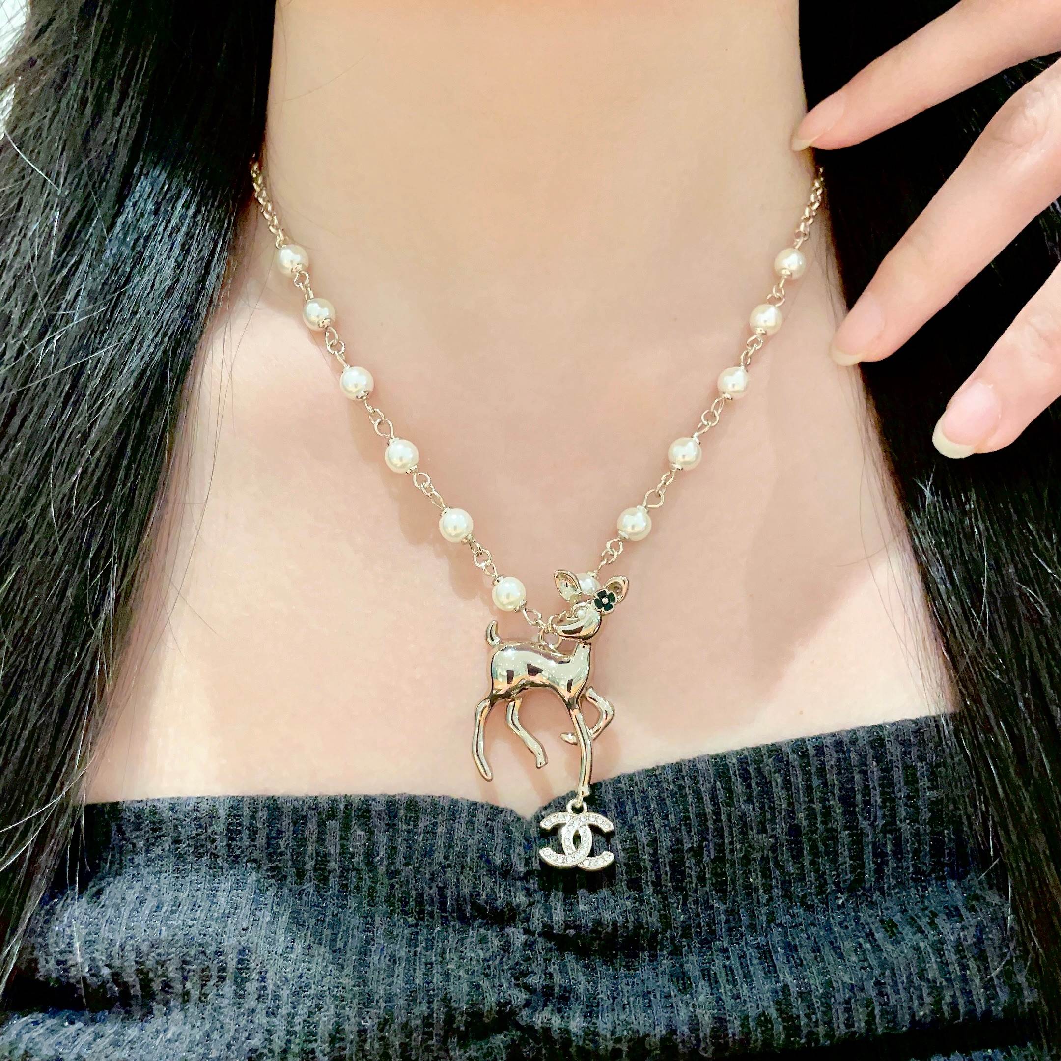 CHANEL 26S DOUBLE C LOGO FAWN CHARM NECKLACE WITH PEARL CHAIN IN GOLD METAL 633292
