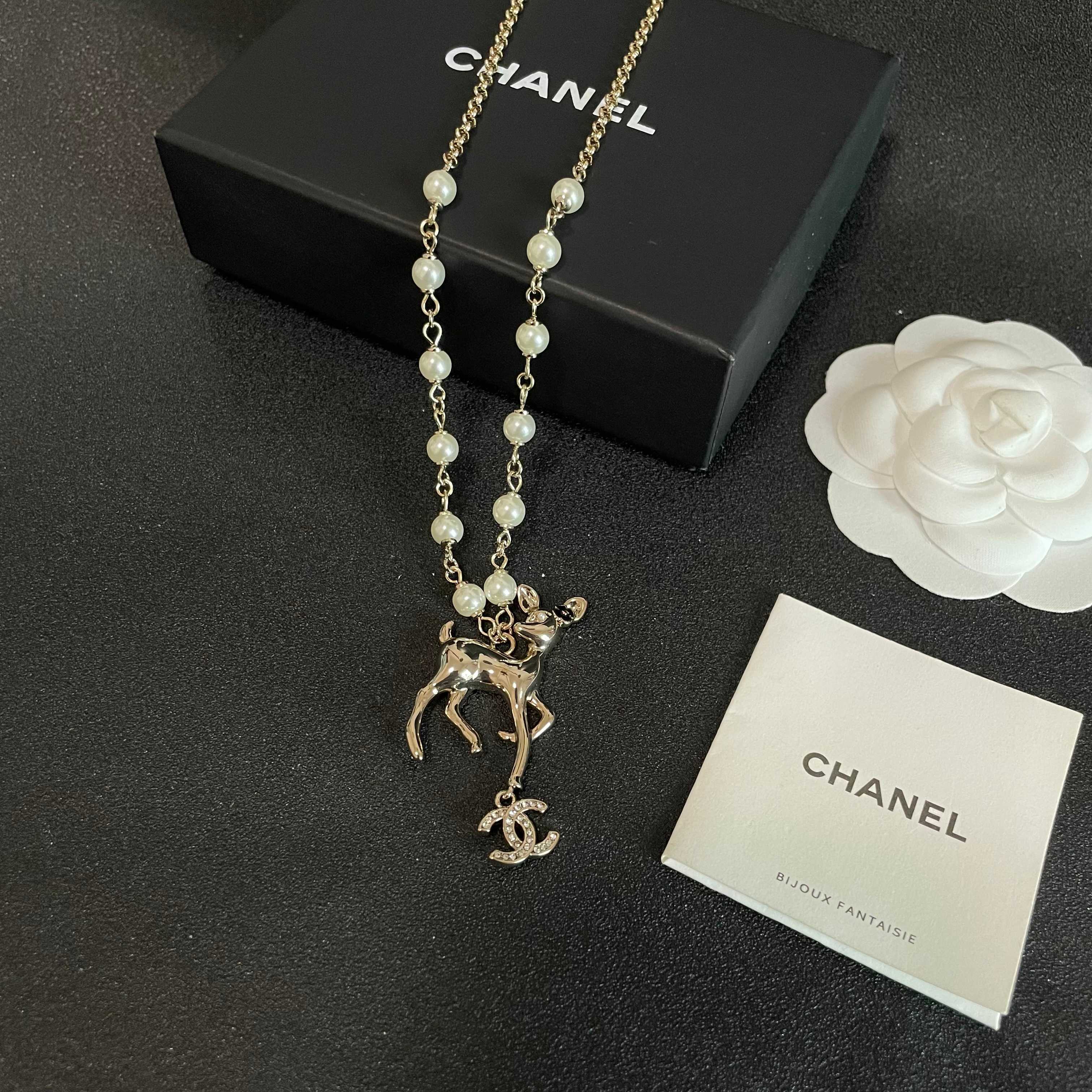 CHANEL 26S DOUBLE C LOGO FAWN CHARM NECKLACE WITH PEARL CHAIN IN GOLD METAL 633292
