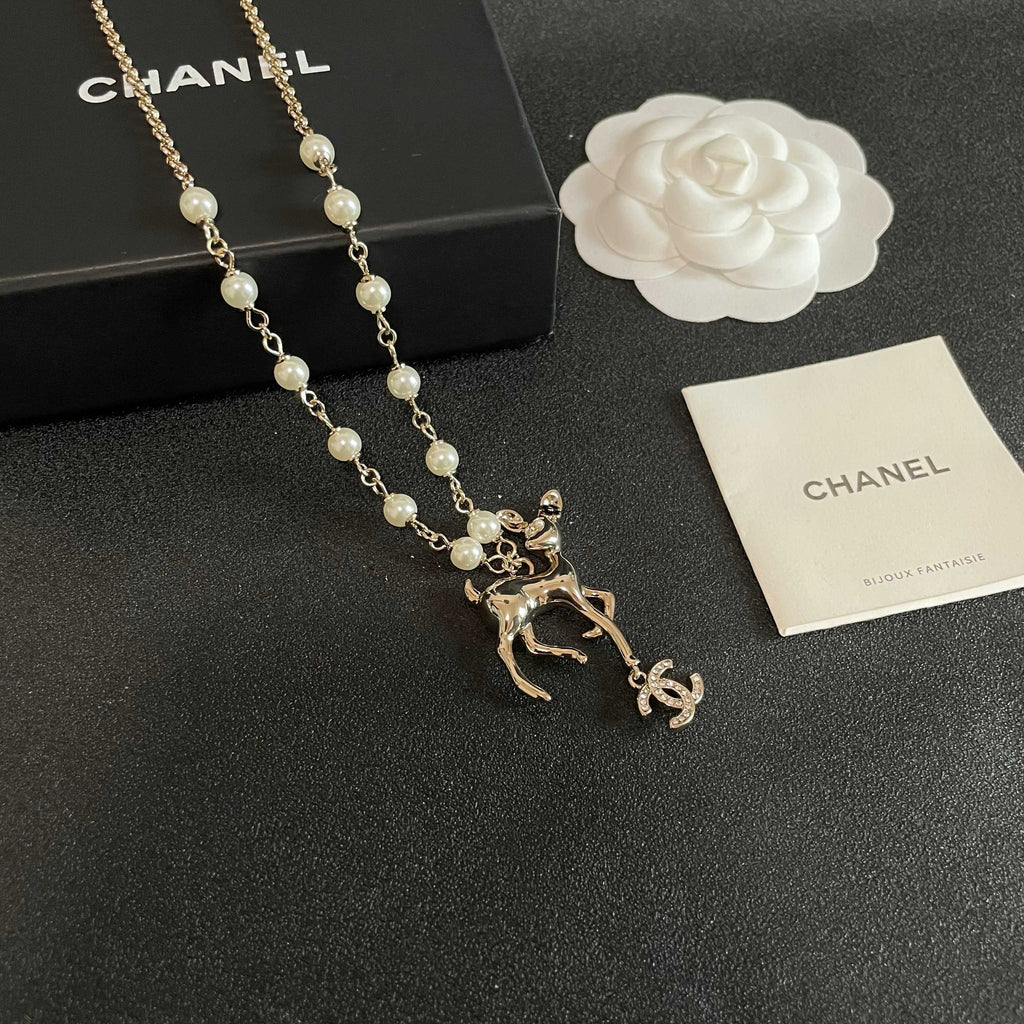 CHANEL 26S DOUBLE C LOGO FAWN CHARM NECKLACE WITH PEARL CHAIN IN GOLD METAL 633292