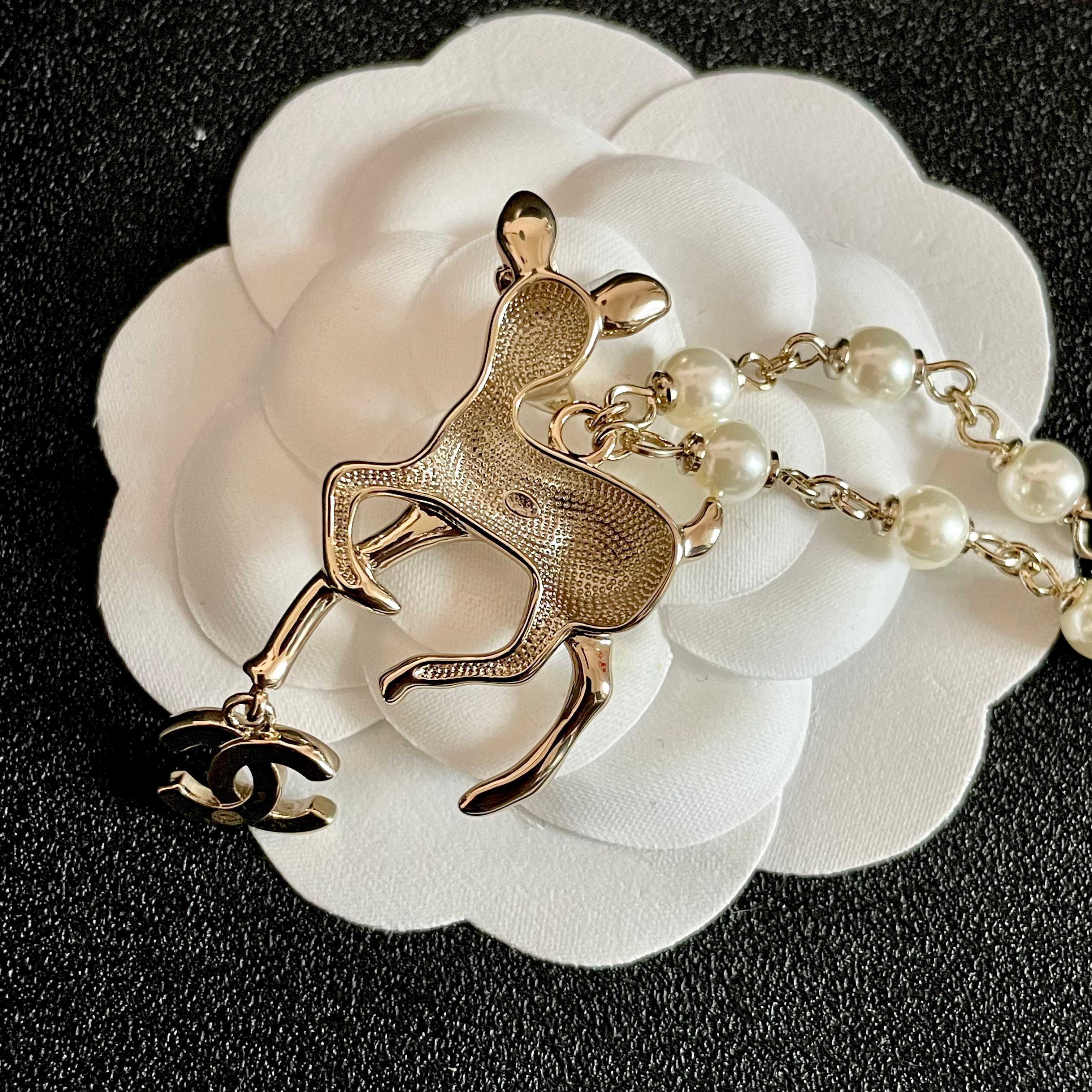 CHANEL 26S DOUBLE C LOGO FAWN CHARM NECKLACE WITH PEARL CHAIN IN GOLD METAL 633292