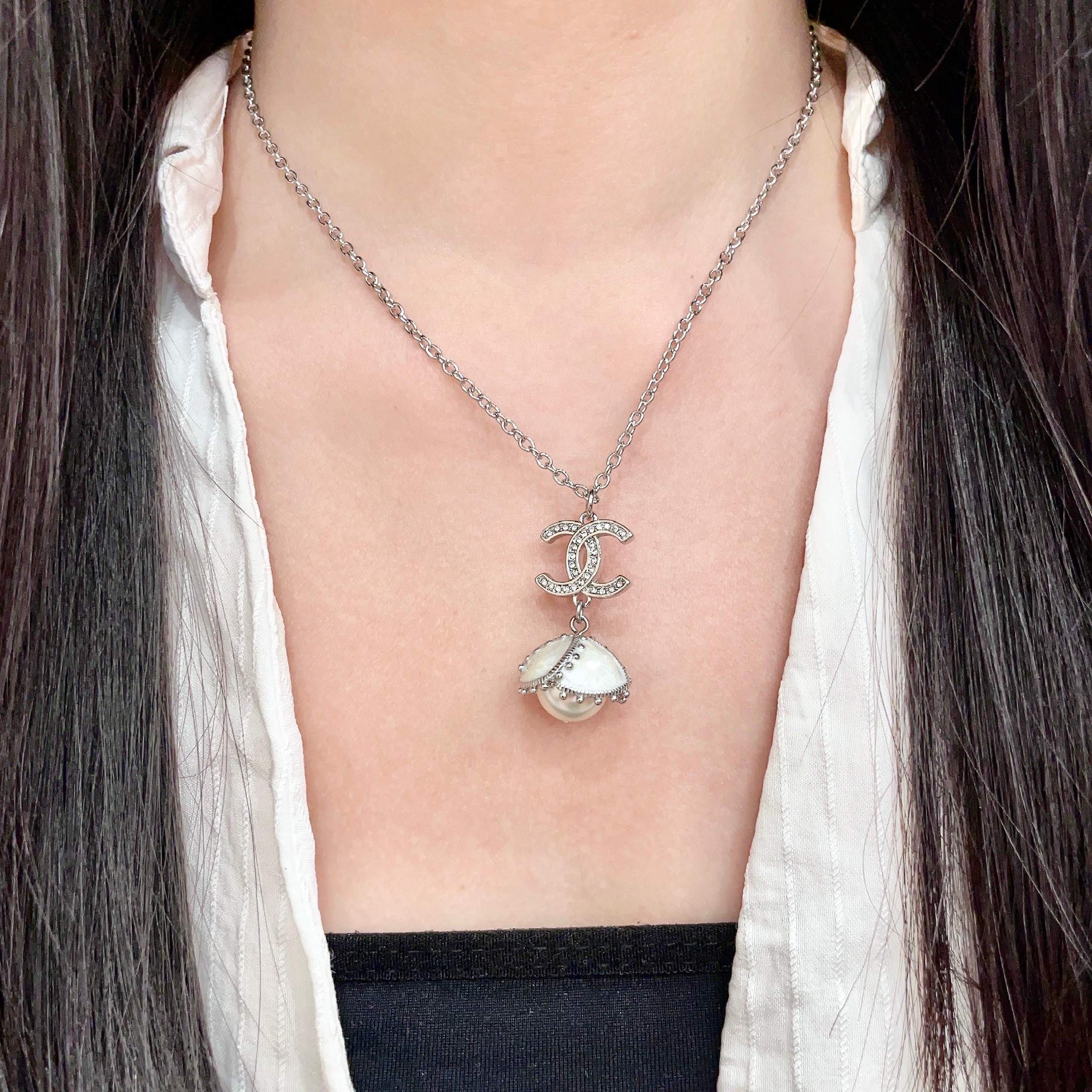 CHANEL 26S DOUBLE C LOGO PEARL DROP PENDANT NECKLACE WITH CRYSTAL HALO IN SILVER METAL 633293