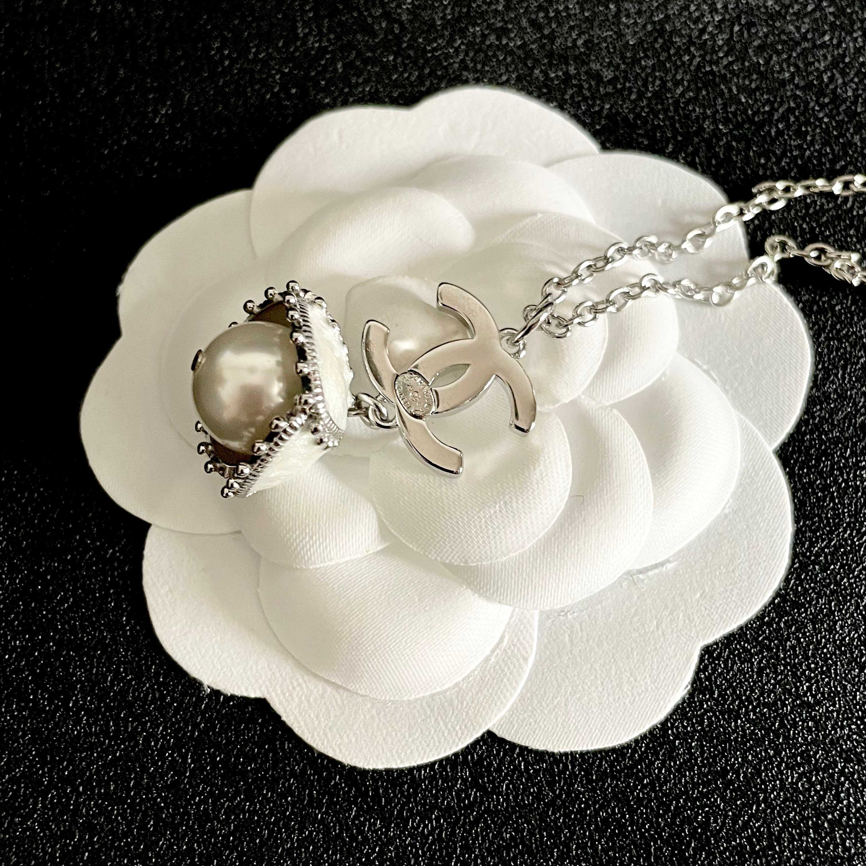 CHANEL 26S DOUBLE C LOGO PEARL DROP PENDANT NECKLACE WITH CRYSTAL HALO IN SILVER METAL 633293