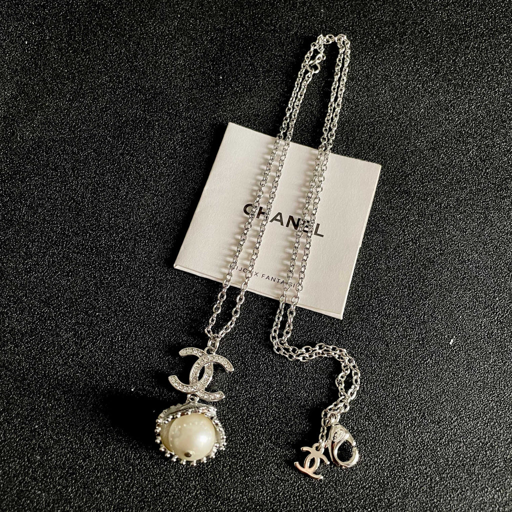 CHANEL 26S DOUBLE C LOGO PEARL DROP PENDANT NECKLACE WITH CRYSTAL HALO IN SILVER METAL 633293
