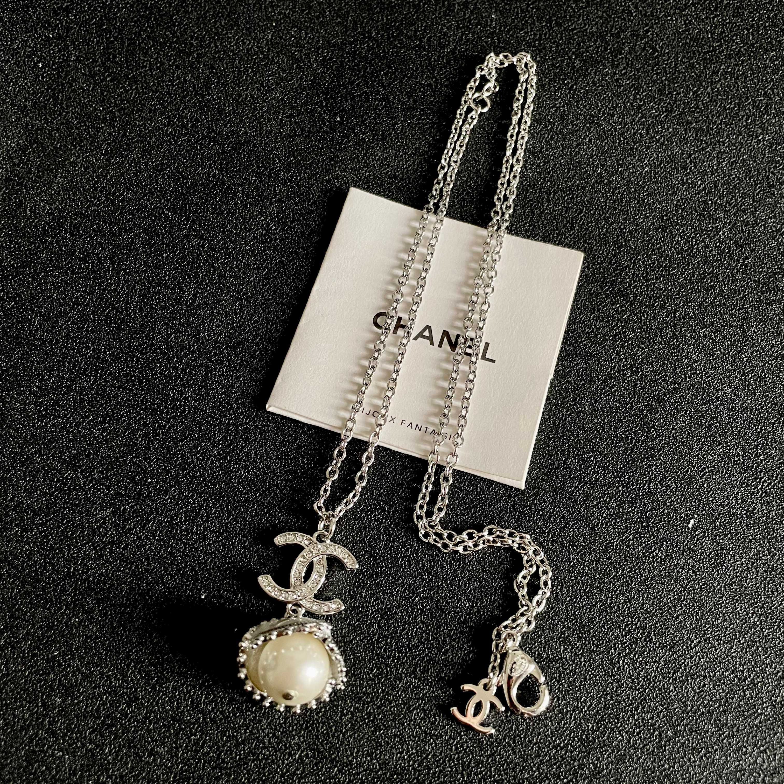CHANEL 26S DOUBLE C LOGO PEARL DROP PENDANT NECKLACE WITH CRYSTAL HALO IN SILVER METAL 633293