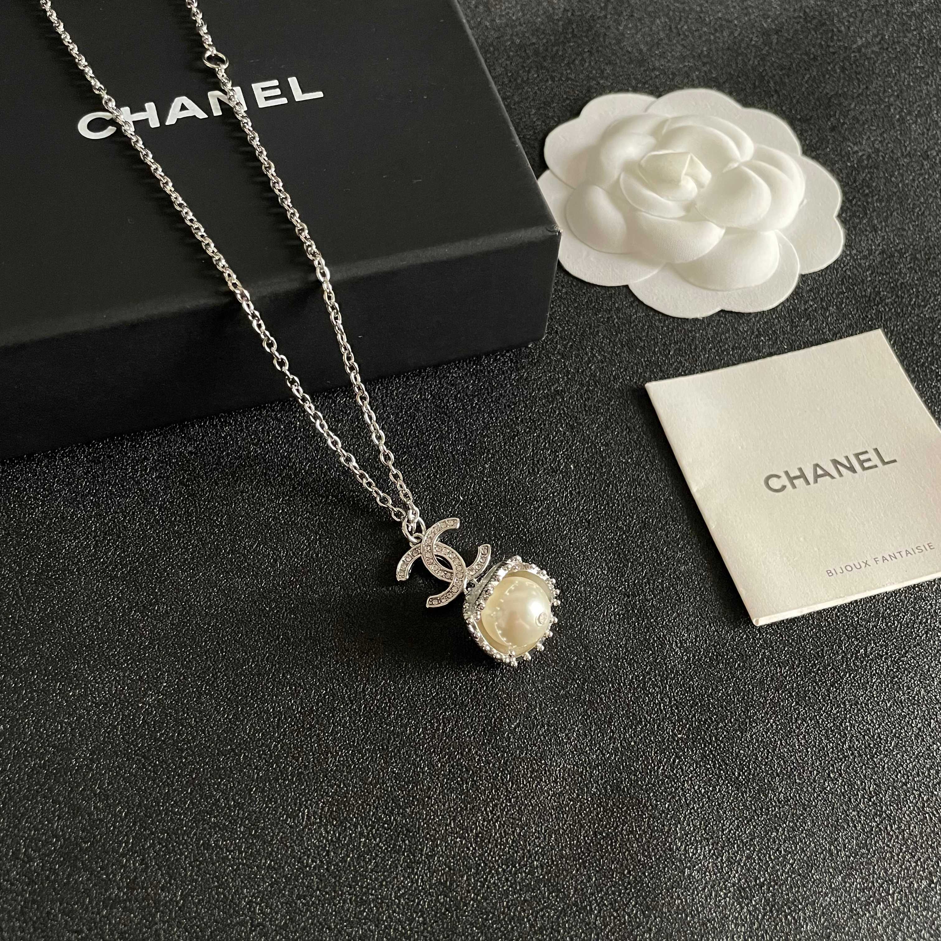 CHANEL 26S DOUBLE C LOGO PEARL DROP PENDANT NECKLACE WITH CRYSTAL HALO IN SILVER METAL 633293